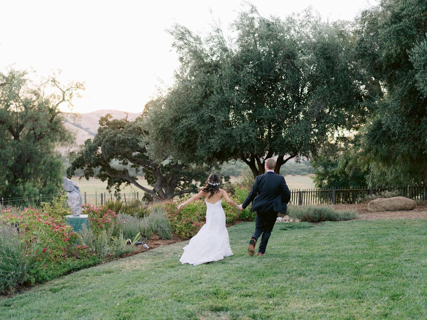 Running into the weekend like&hellip;

No but really, this weekend&rsquo;s a busy one!! I&rsquo;m second shooting on Saturday &amp; Sunday 😅 but I&rsquo;m excited!!!

How are your weekends shaping up? 😊
.
.
.
.
.
.
.
.
.
.
.
#paicinesranch #vacavil