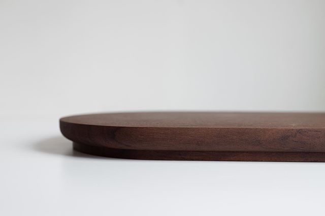 A little detail shot of the cutting boards available @notary__ceramics &mdash; see them/get them online or in their shop in Portland!
&bull;
Profiled to make it easy to pick up while also giving a sense of elevation. Walnut and oak shown. 📷 @krisleb