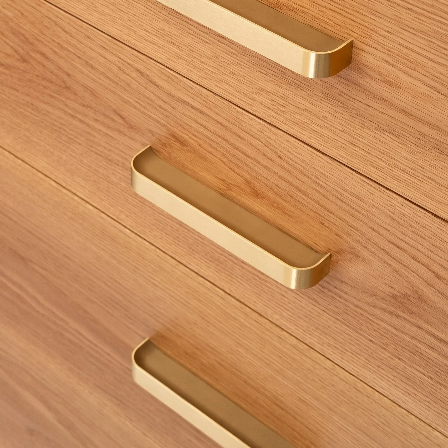 Basin Pulls 💫 

6&rdquo; satin brass pulls on oiled white oak dresser. 

Pulls manufactured by @ticeindustries