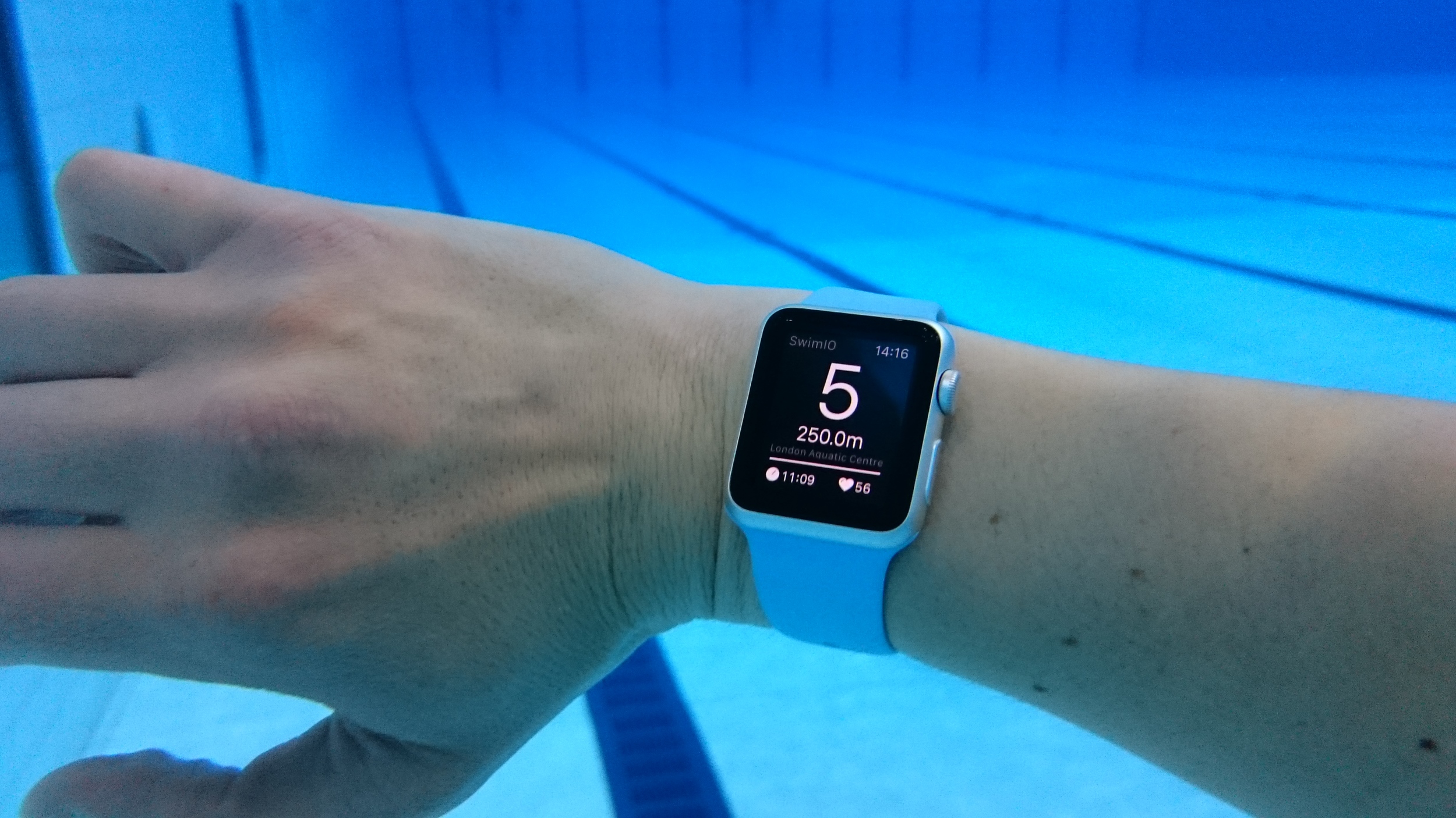 Можно мочить браслет. Часы АПЭЛ вотч плавание. Эпл вотч в воде. Apple watch Series 6 плавание. Умные часы на руке.