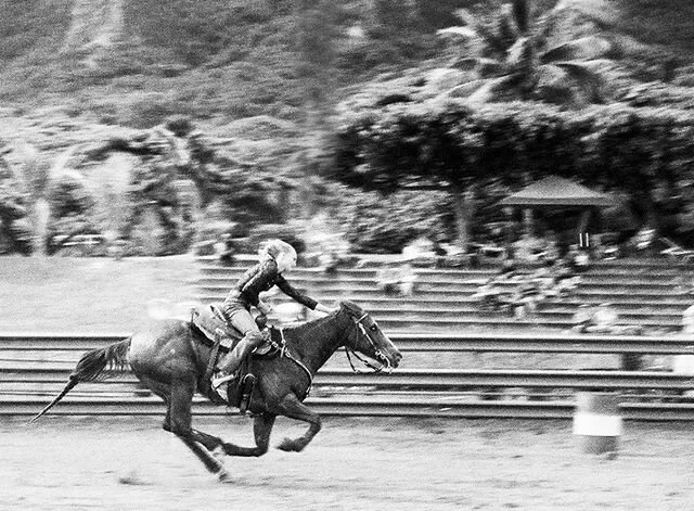 Lea and Mighty Man finishing strong 💪🏽 @ls_original #35mm @rainbowphotovideo #kualoaranch #rodeo