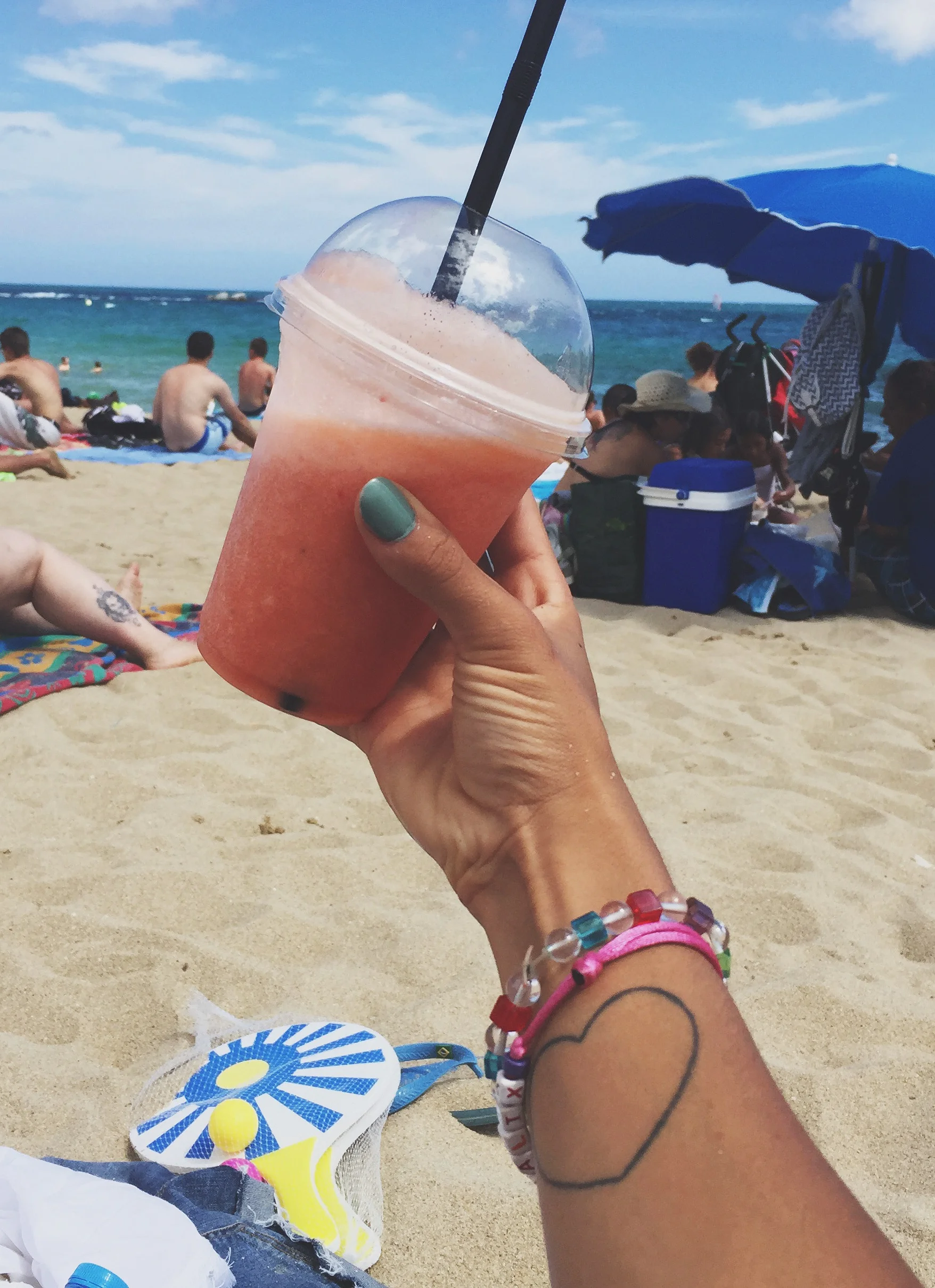 Juice + beach = winning combo. Strawberry, papaya and lemon!