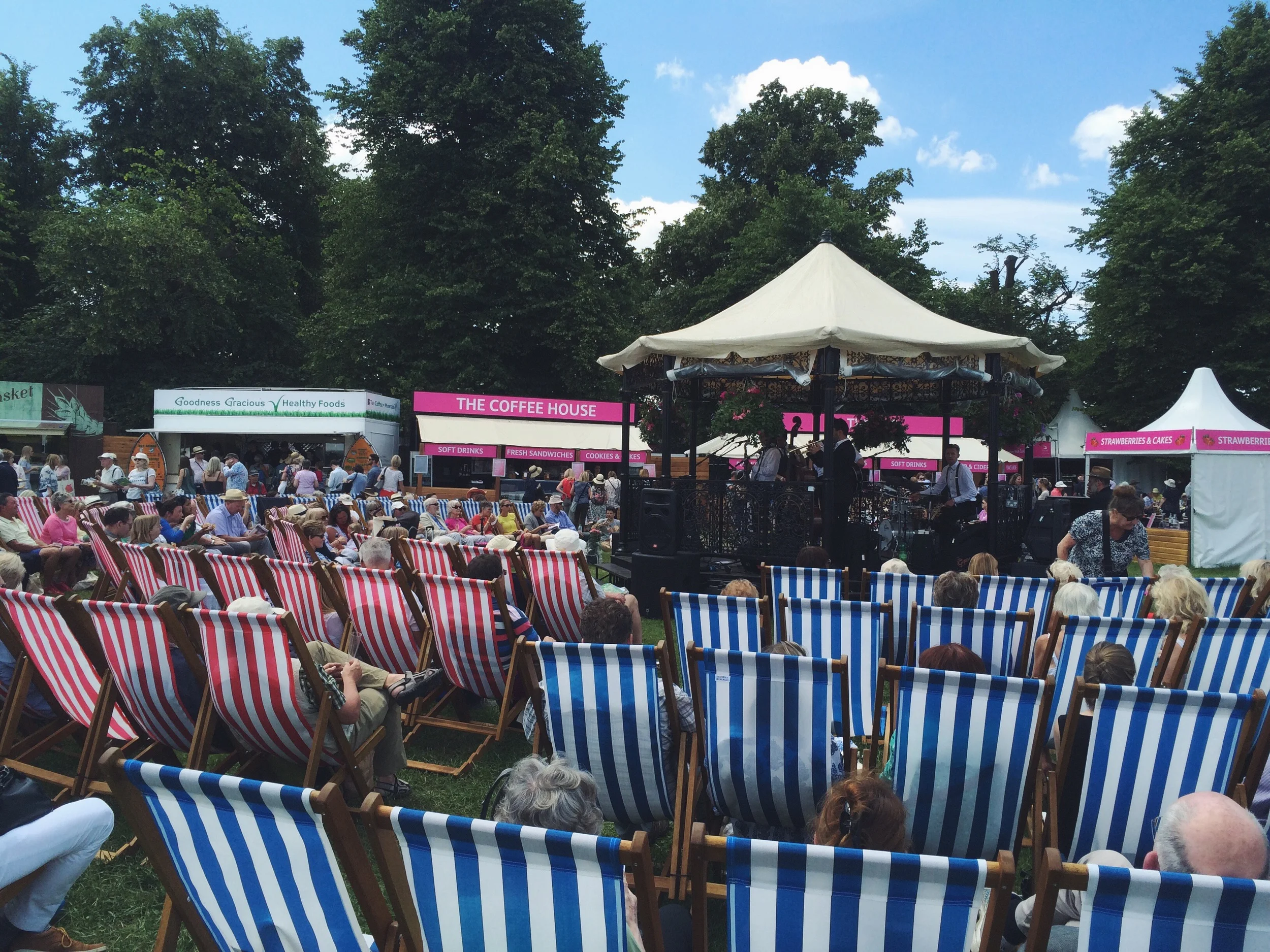 Everyone enjoying the sunshine and good live music