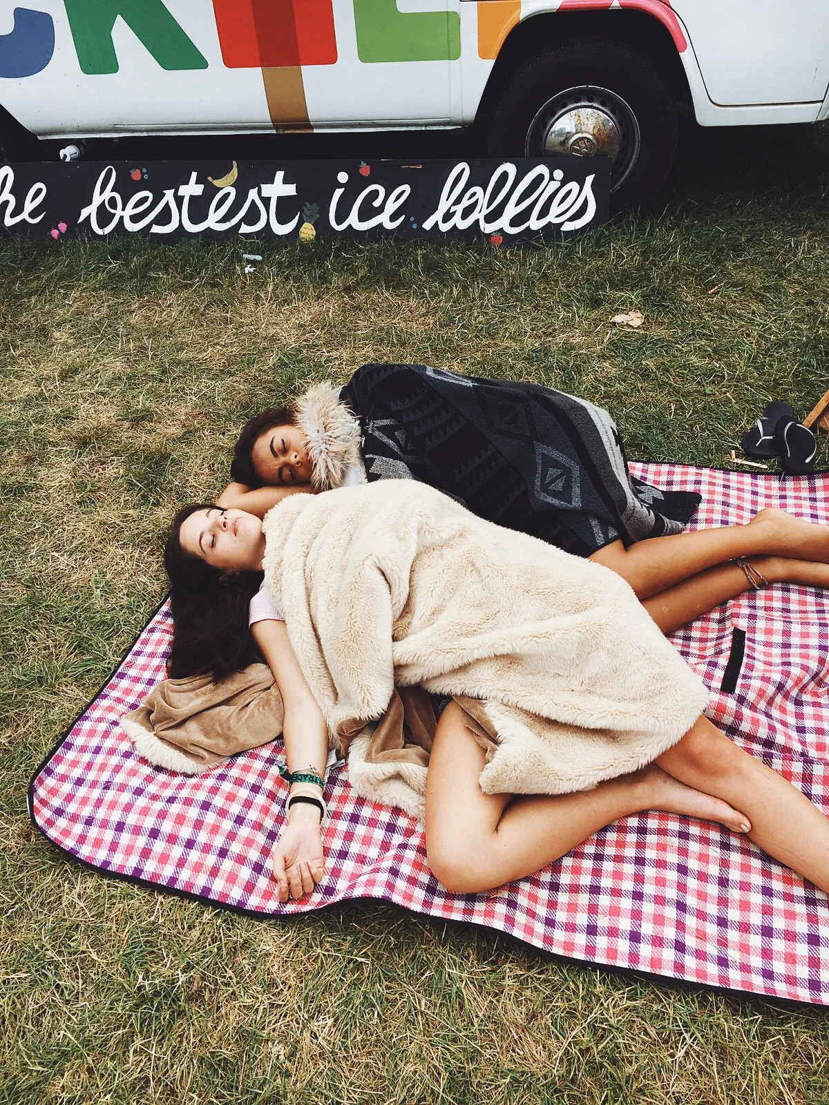 After so many days of hard work, our LICKALIX ladies needed a well deserved rest next to Kenny!