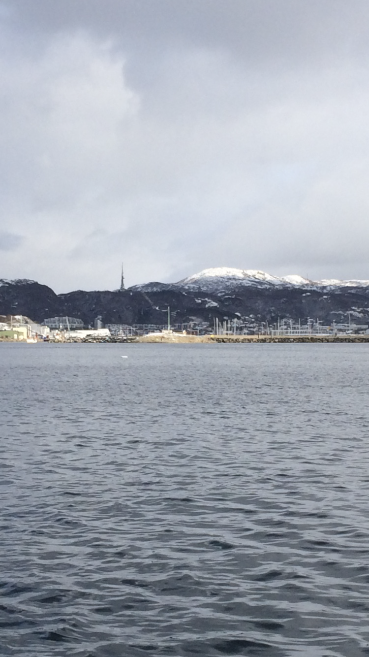 Flaggstang på Molobua mot Keiservarden