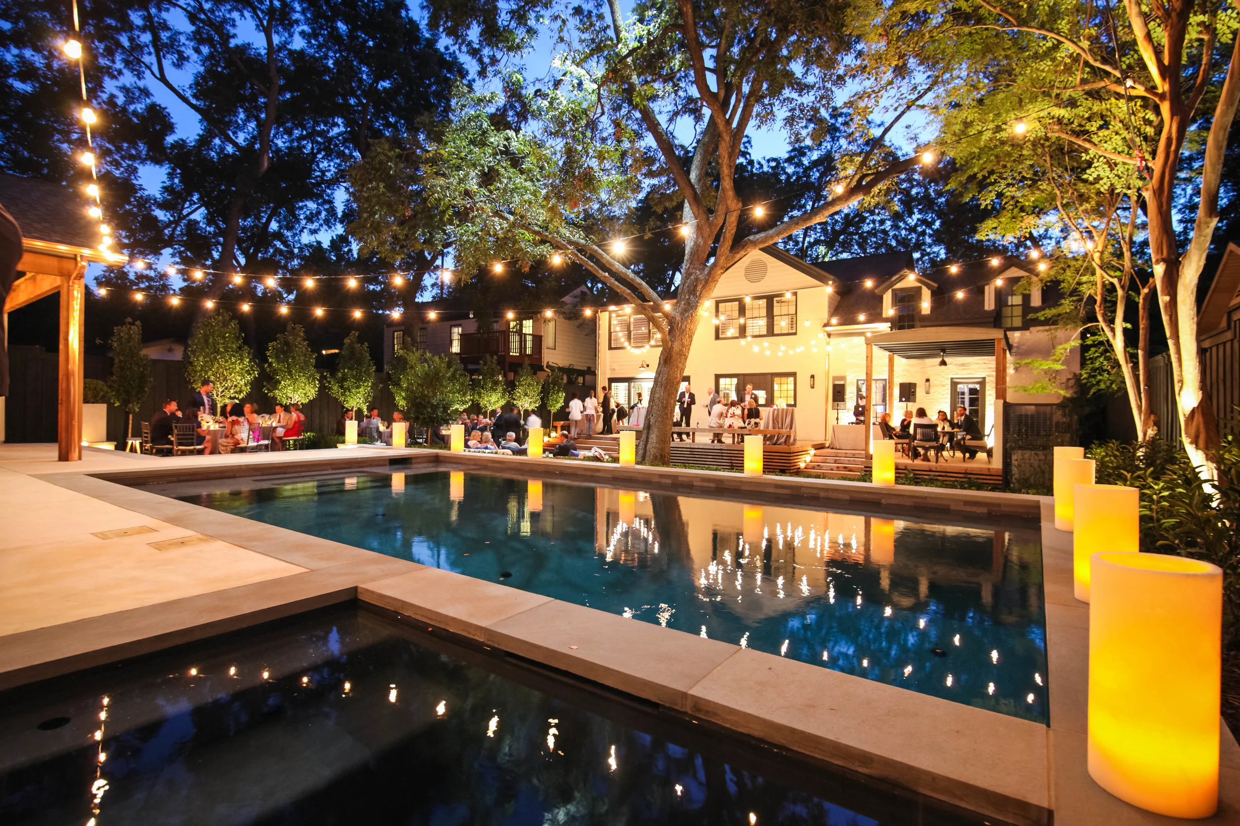 A beautiful backyard Dallas Wedding Image belongs to Rachel M. Heimerman. 