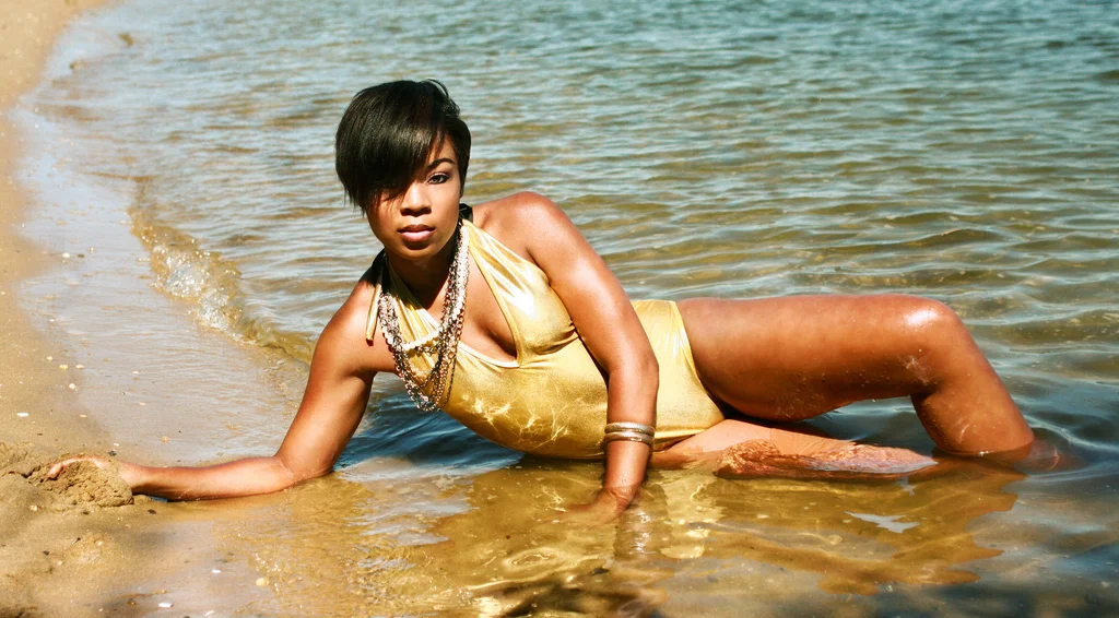 Model: Porshia Derival