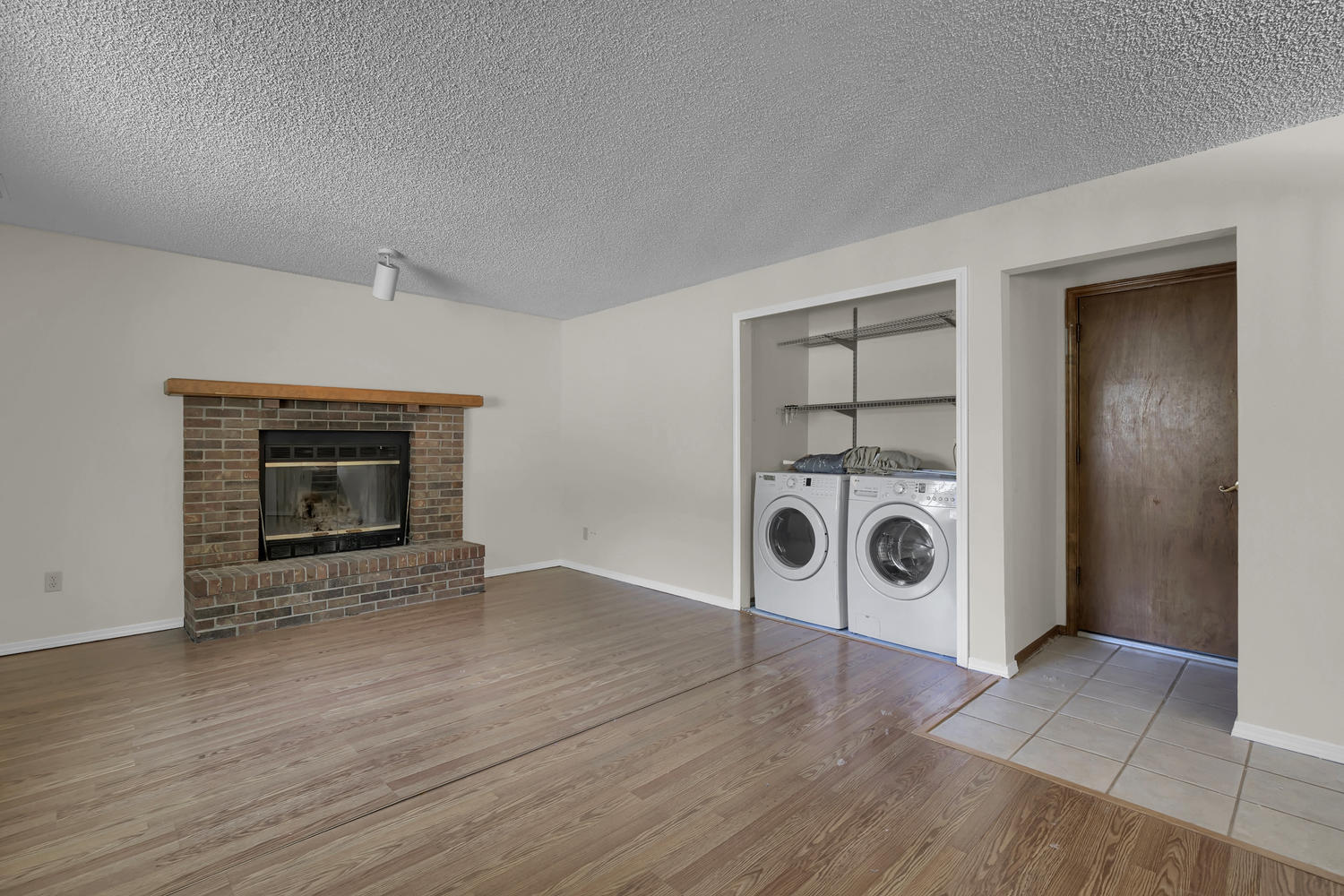 1510 Leewood Court Colorado-large-023-14-Family RoomLaundry-1500x1000-72dpi.jpg