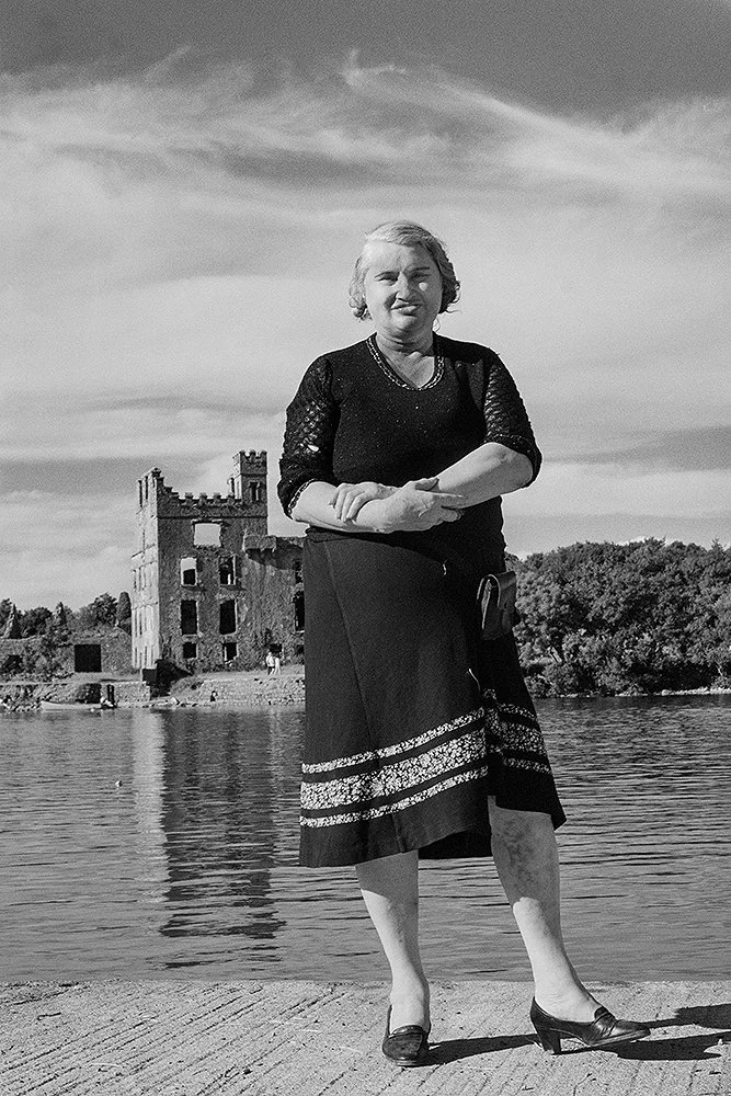 Una Taaffe and Menlo Castle.jpg