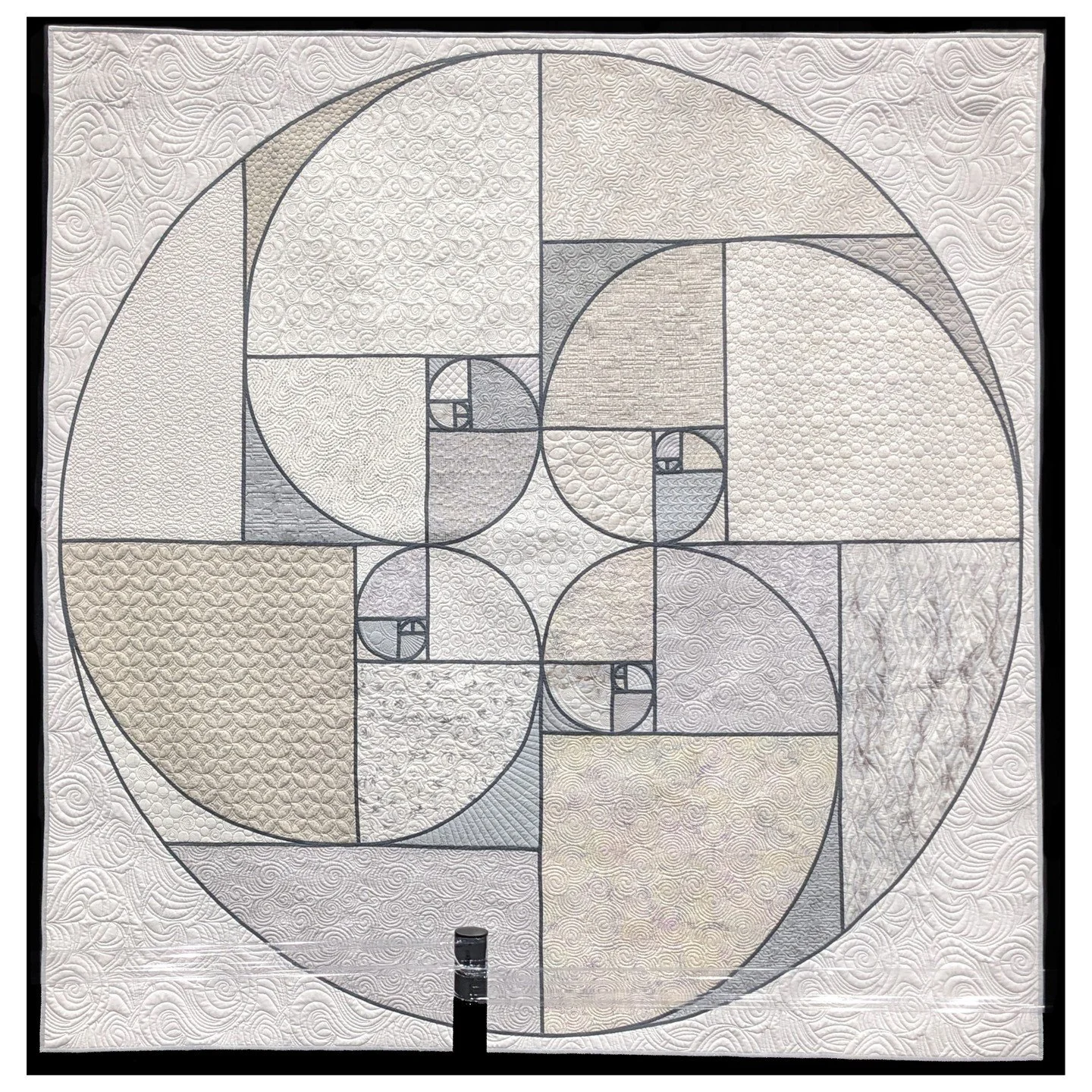 NOT MY WORK. This is Through a Glass Darkly by Rosanne Williamson. What a great way to start out the year! I love the pattern, I love the black lines, but I especially love the machine quilting - I'll always be a huge fan of great machine quilting!