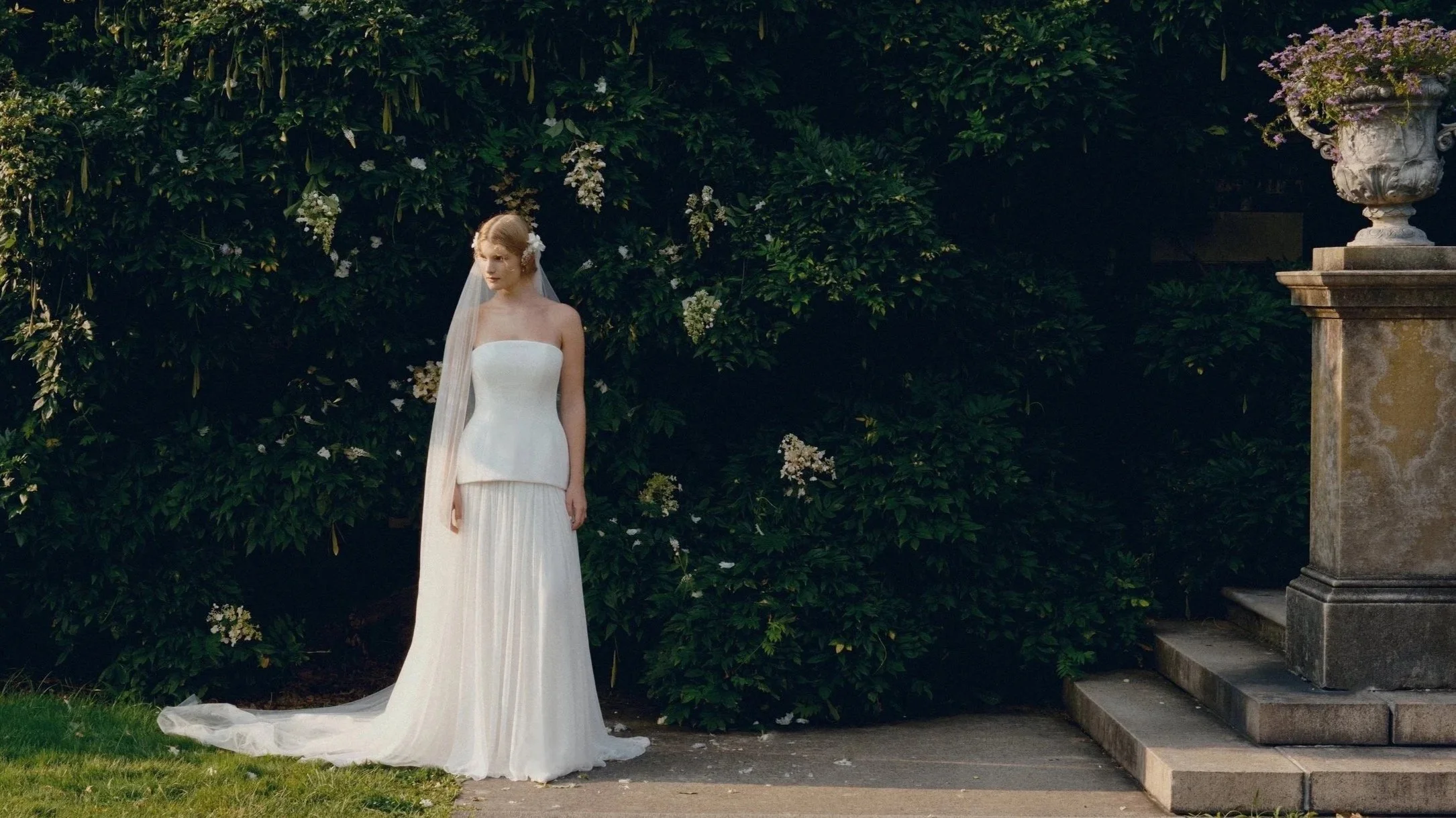 For the modern, effortlessly cool bride