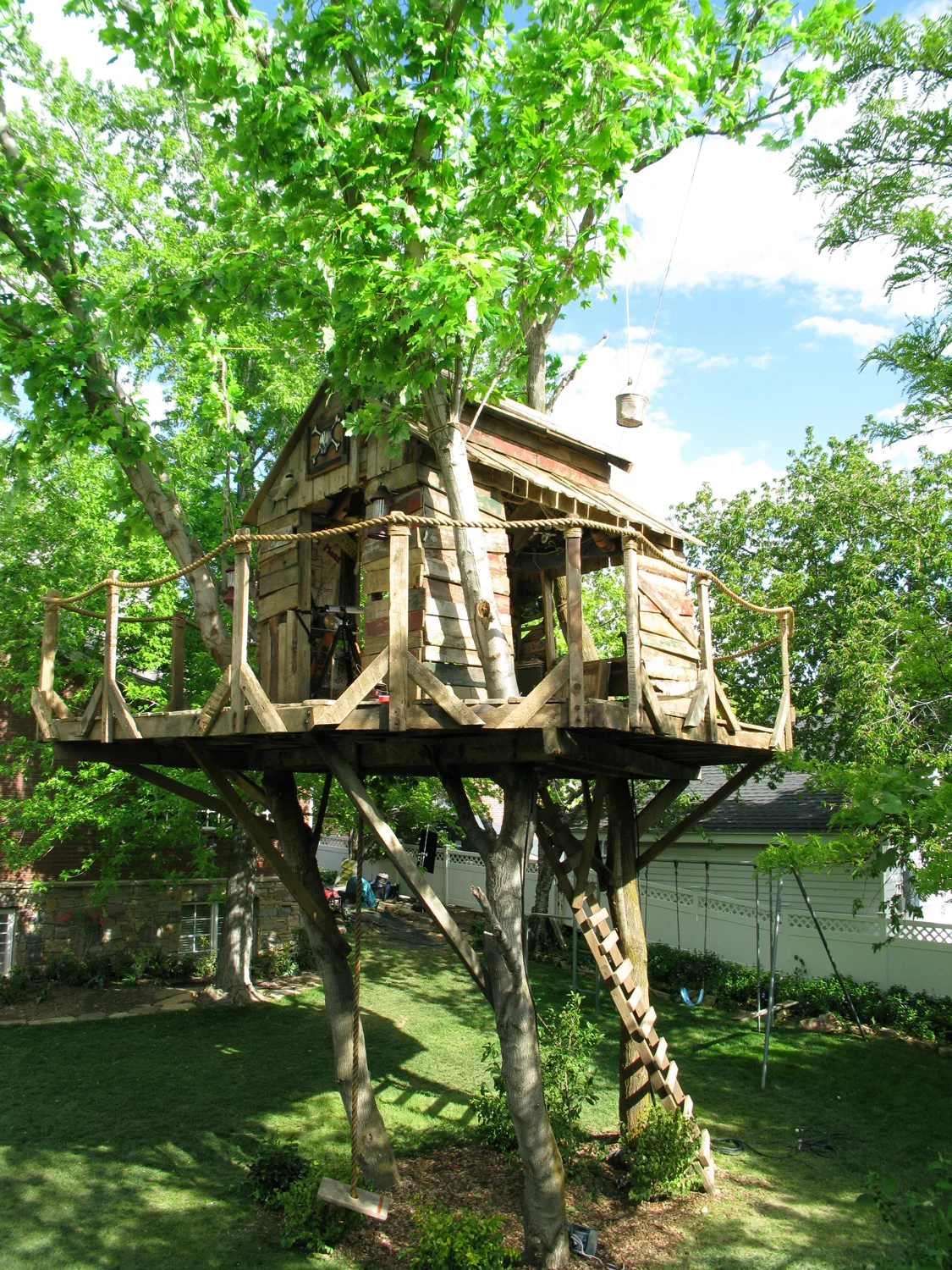 A photo of the completed treehouse from "High School Musical 3" (2008). The oversized deck was required to accommodate the choreography for the musical number "Right here, right now".
