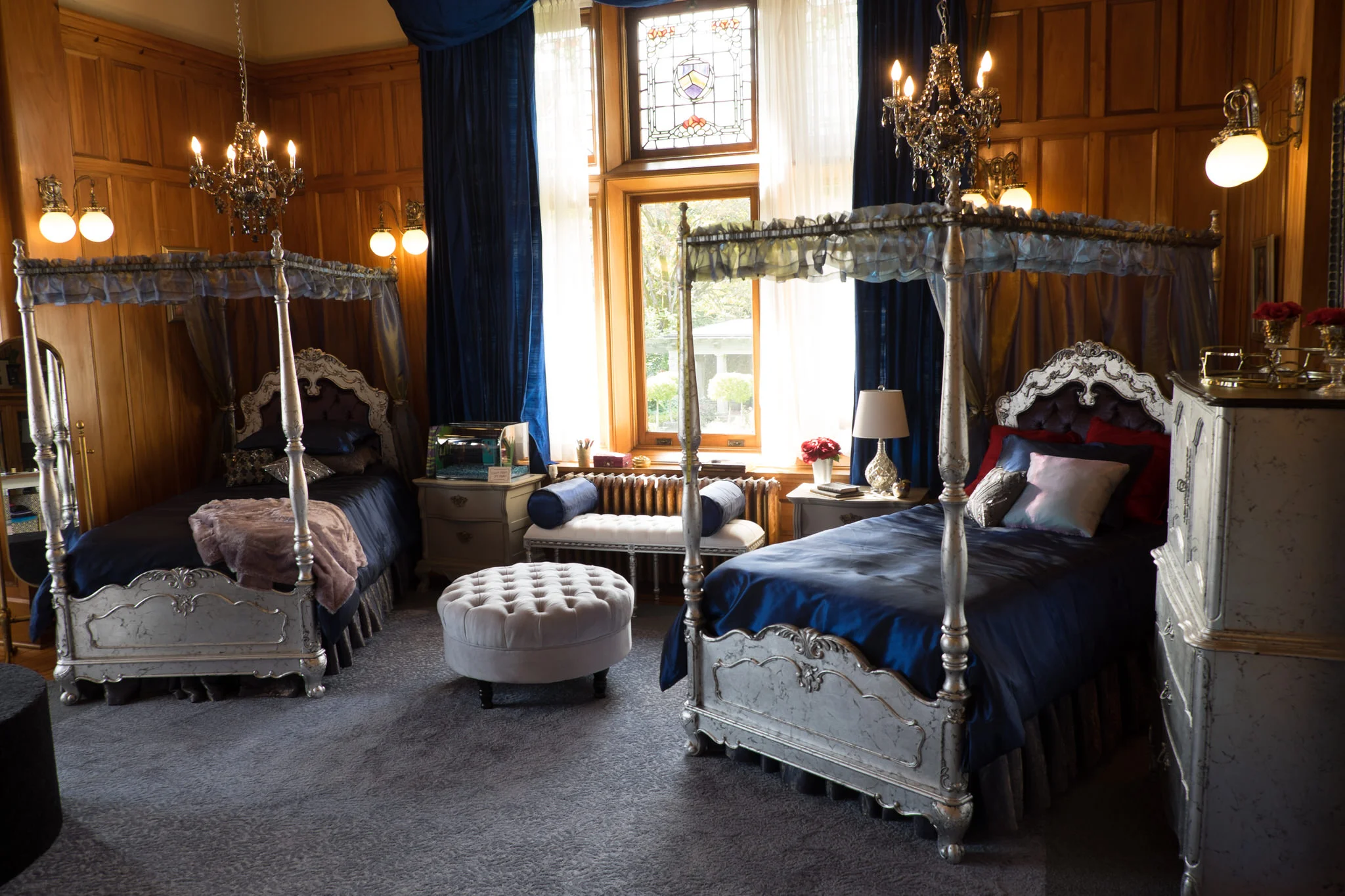 Descendant's 2 returns to the VK girls' dorm room, where Evie (Sofia Carson) has brought her own super sophisticated Isle style to the rosy pinkness they moved into months before.