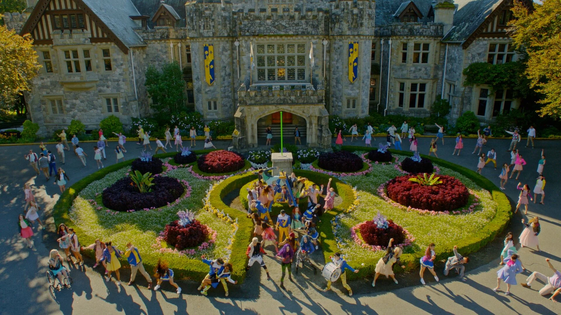 Descendants 2 opens in a Fantasy musical number in the familiar setting of the Auradon Prep campus. 