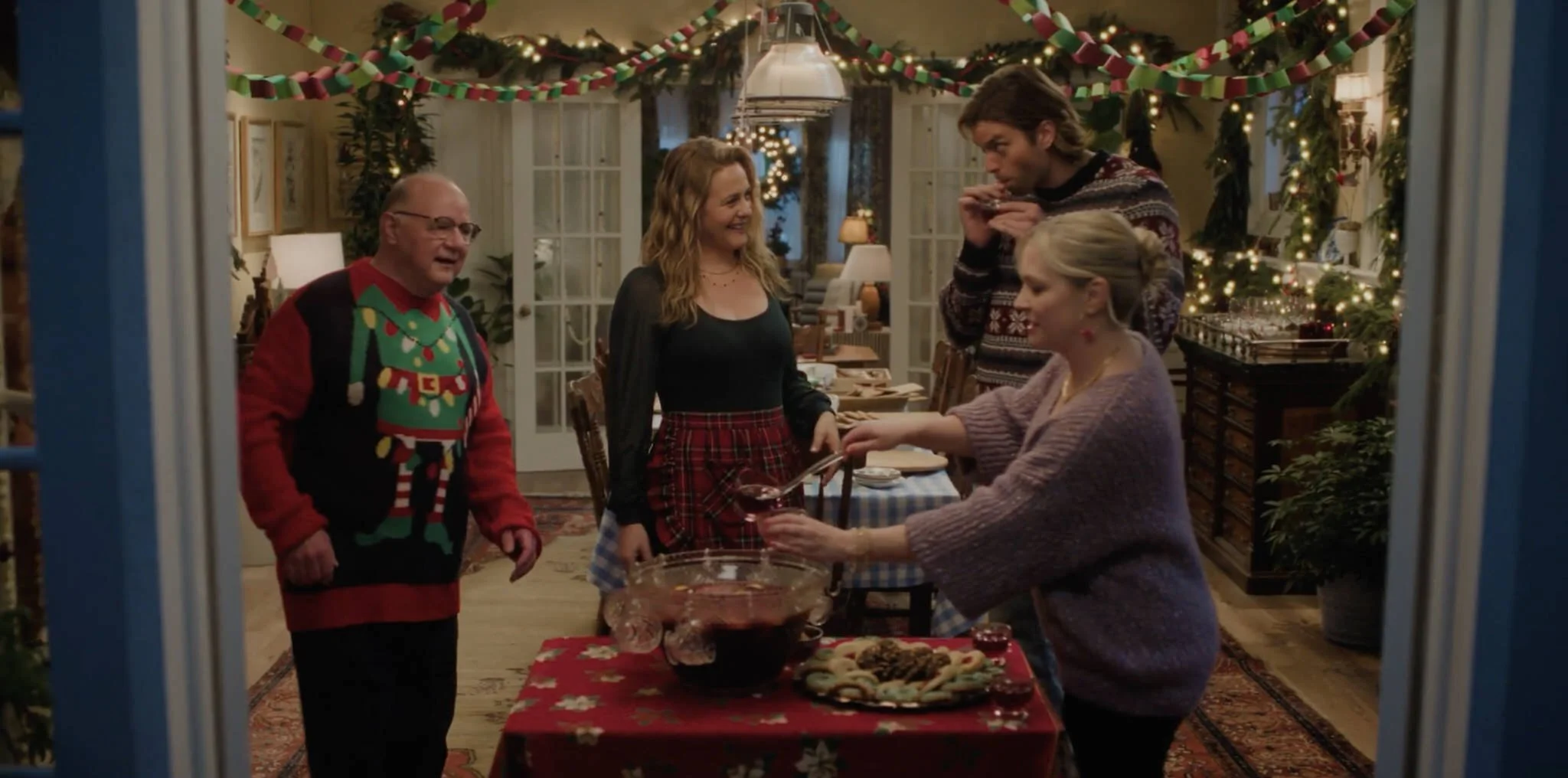  A reverse of Kate’s (Alicia Silverstone) dining room with friends and family (Derek McGrath, Pierson Fode, and Melissa Joan Hart). 