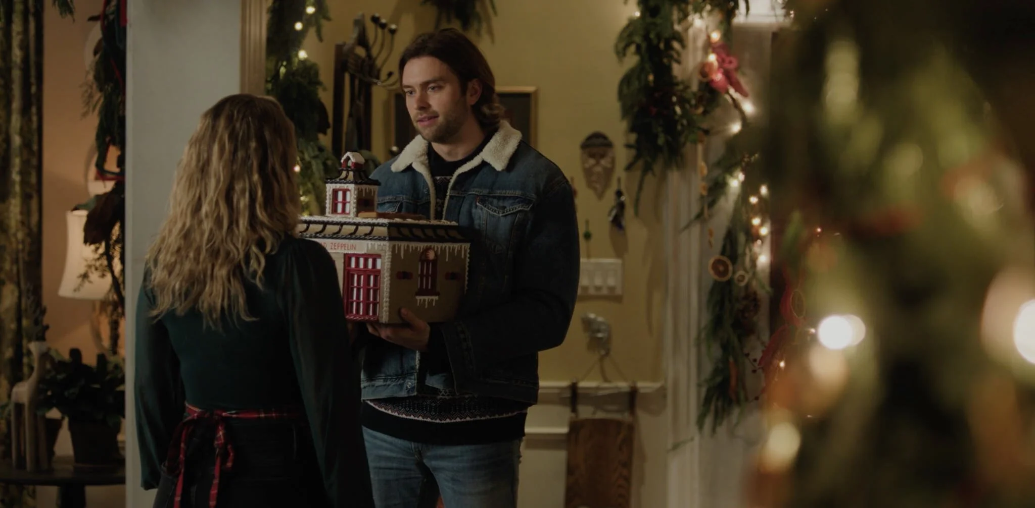 Kate (Alicia Silverstone) with her Christmas fling Chet (Pierson Fode) in the entry of her house. 