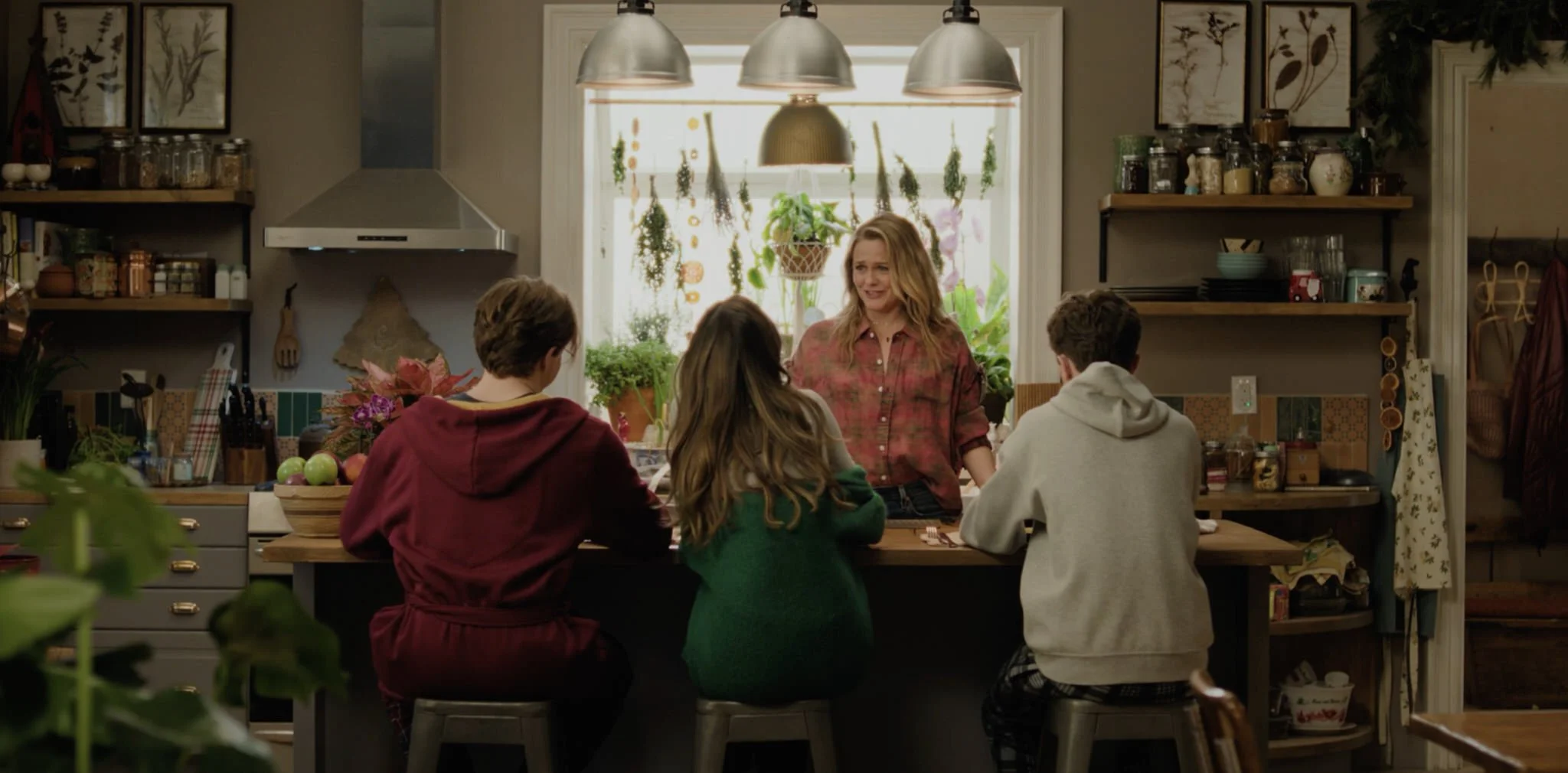  Kate (Alicia Silverstone) enjoying breakfast with her family (Timothy Innes, Emily Hall, and Wilder Hudson) in her kitchen. 