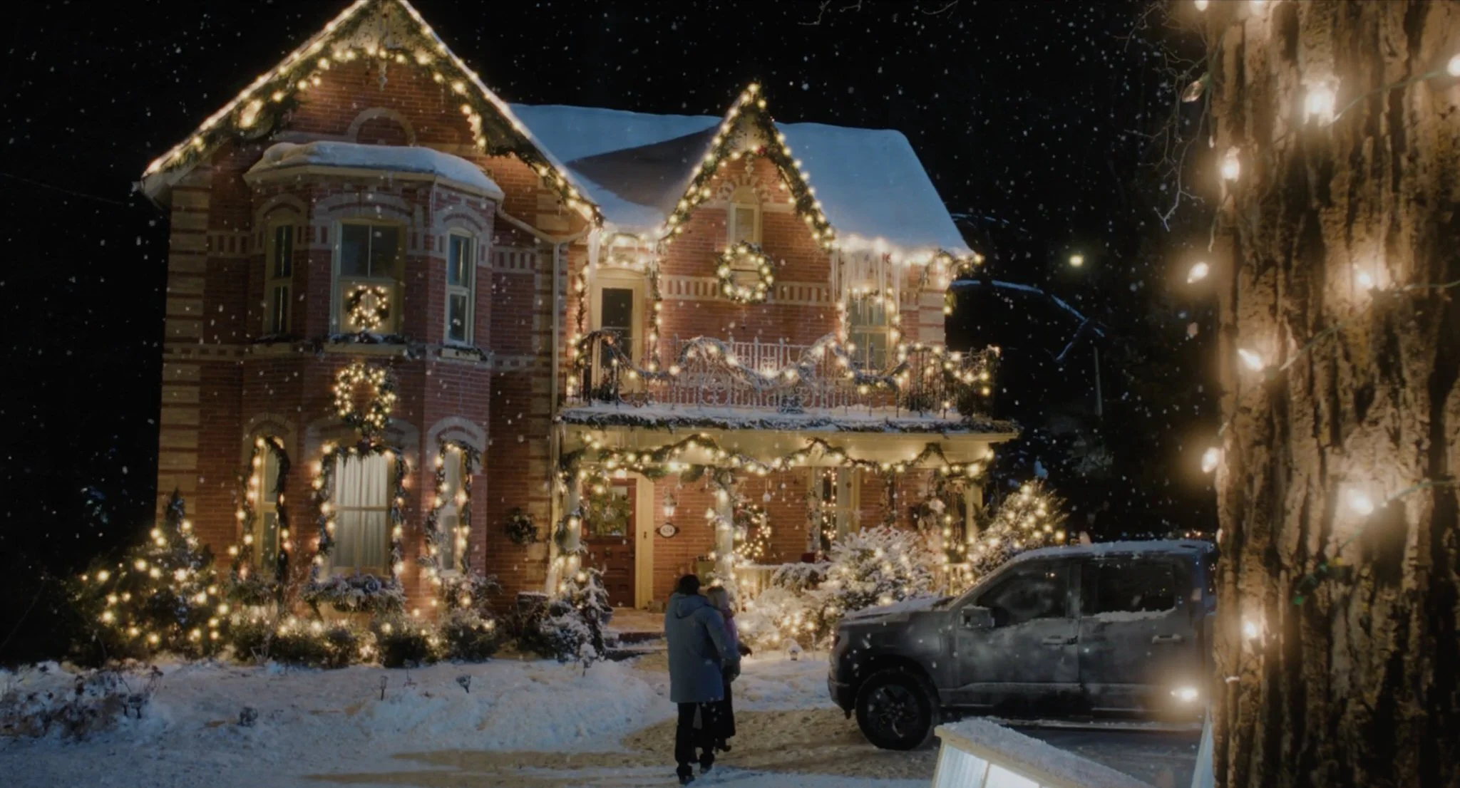  Kate’s classic small-town Christmas exterior. 