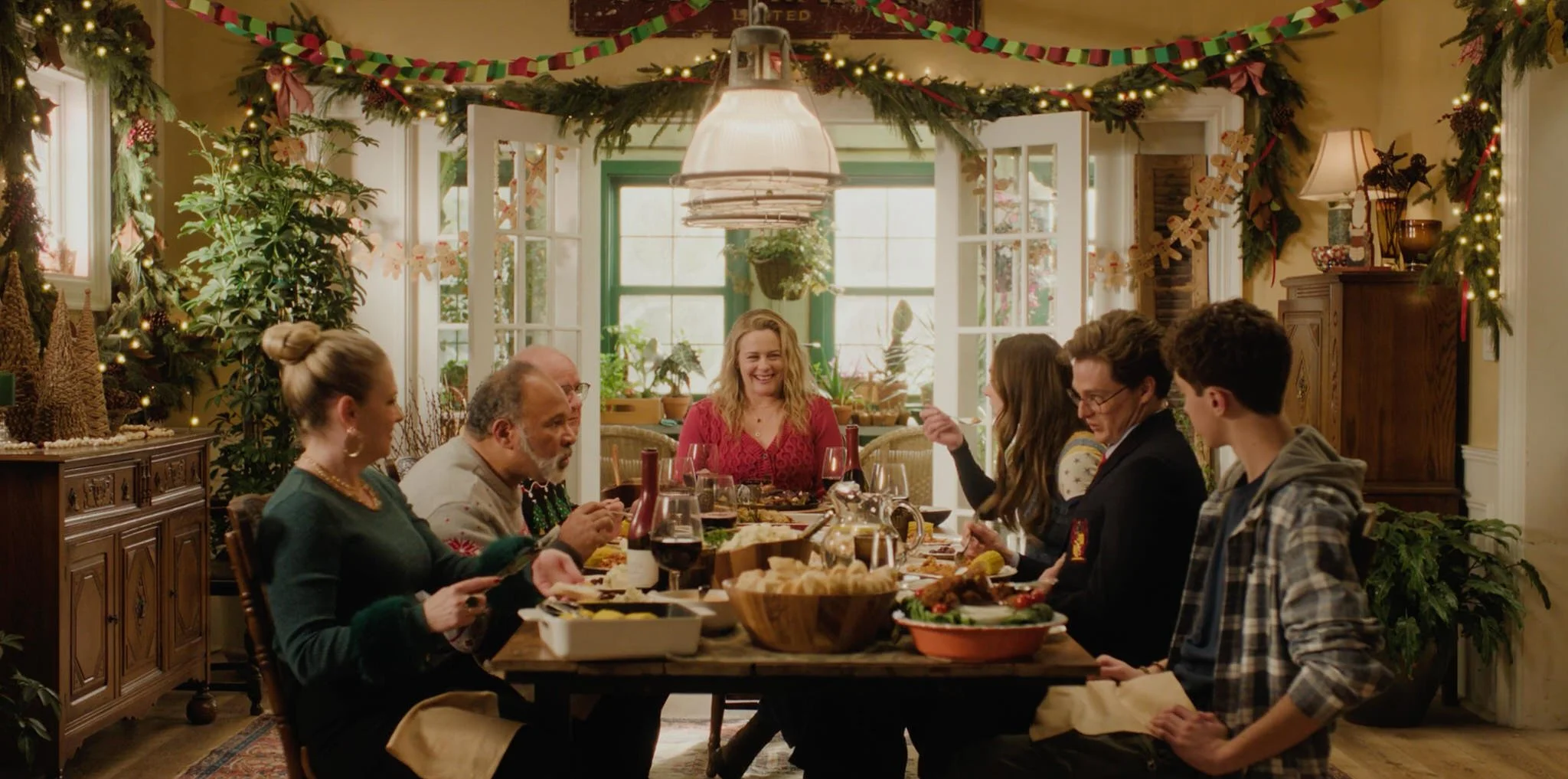  Kate (Alicia Silverstone) enjoying Christmas dinner with her family and friends (Melissa Joan Hart, Geoffrey Owens, Derek McGrath, Emily Hall, Timothy Innes, and Wilder Hudson). 