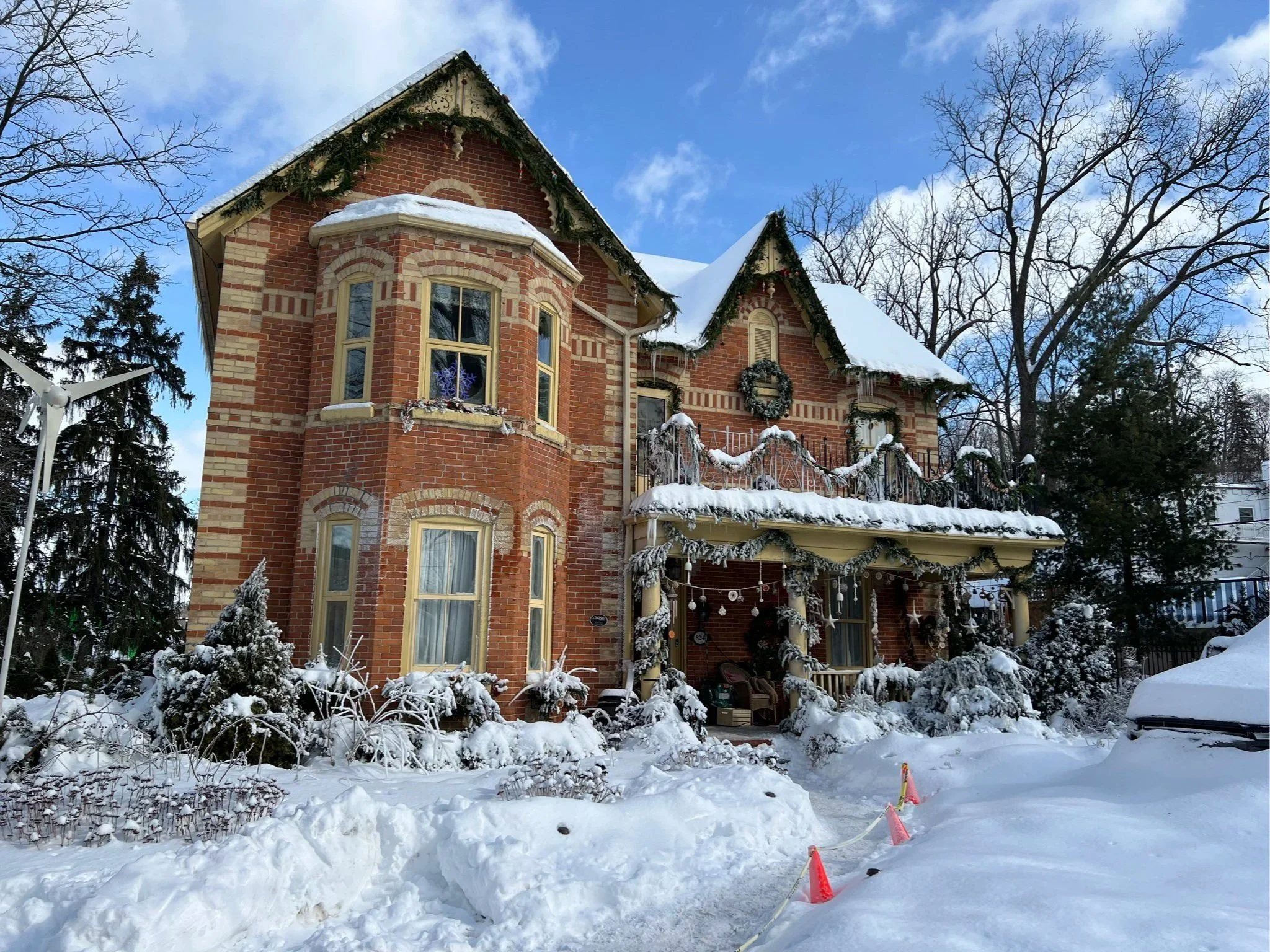  A Merry Little Ex-Mas is a Netflix Christmas Romcom set in small-town Vermont. This is Kate’s (Alicia Silverstone) house. Much like Alicia, Kate is a dedicated vegan and lives a green lifestyle. 