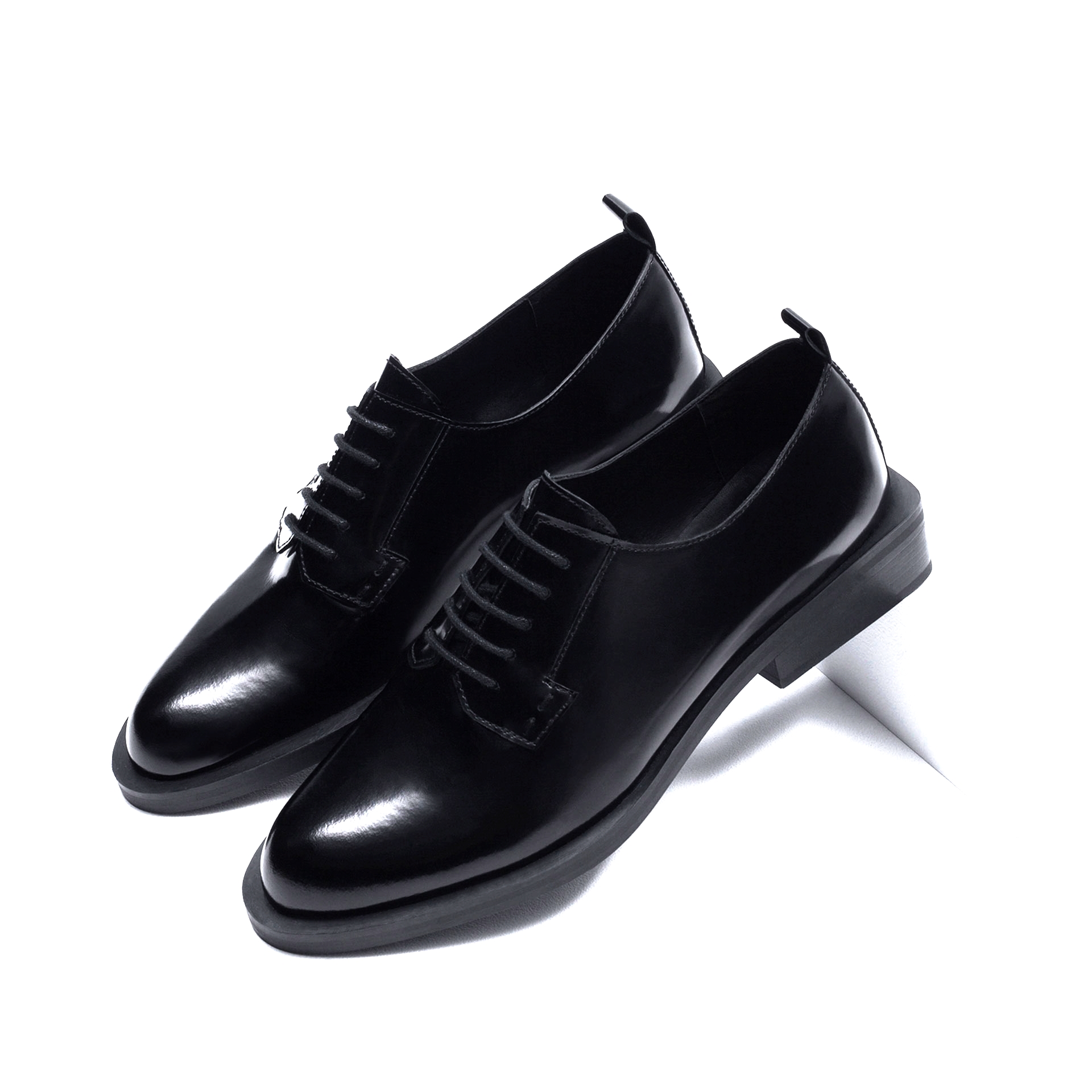  Glossy black oxfords with a funky block heel are a YAS QUEEN.  Zara oxfords, $119, at  Zara .&nbsp;  