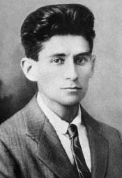 Franz Kafka, revelando uma faceta, ou pelo menos um corte de cabelo, de clássico controverso. 
