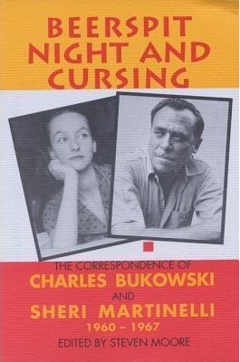 Outra vez Bukowski. Foi um ano passado em sua companhia, de maneira que repeti-lo é inevitável. Na correspondência com Sheri Martinelli, e não ocorria com muitos, segundo o editor deste livro, Bukowski deixa cair a máscara e envolve-se em discussões intensas sobre arte e literatura e estética. Sim, entrevê-se nestas cartas uma espécie de crítico literário desconhecido escondido entre o beberrolas e o durão das ruas de Los Angeles, ofuscado por Henry Chinaski. Sheri Martinelli foi das primeiras pessoas a publicar a obra de Bukowski, e a sua revista a primeira a recenseá-la. Tudo isto não antes de a chumbar numa primeira abordagem com uma carta de rejeição muito singular na qual lhe dá conselhos gratuitos num tom condescendente, o que, claro, leva Bukowski a reagir tempestuosamente, defendendo a sua estética e o seu estilo, o seu meio de expressão que não obedecia a quaisquer regras a não ser as dele. É assim que começa este livro, com as duas cartas que criaram a centelha desta relação improvável entre estes dois extremos opostos e que se manteve viva durante sete anos.