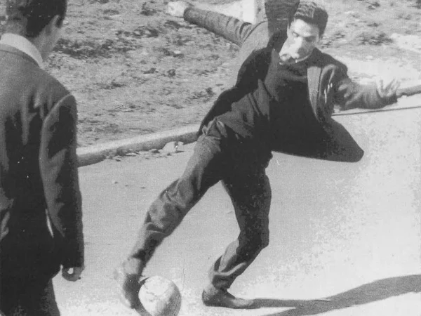 Pasolini e uma das suas paixões, o futebol.