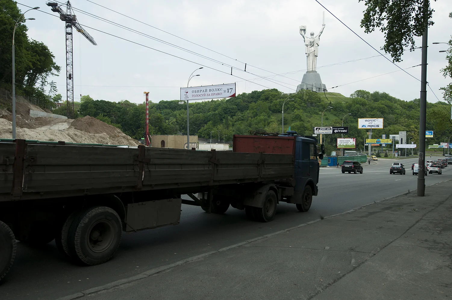 Road passing south from Rodina-Mat (Motherland)