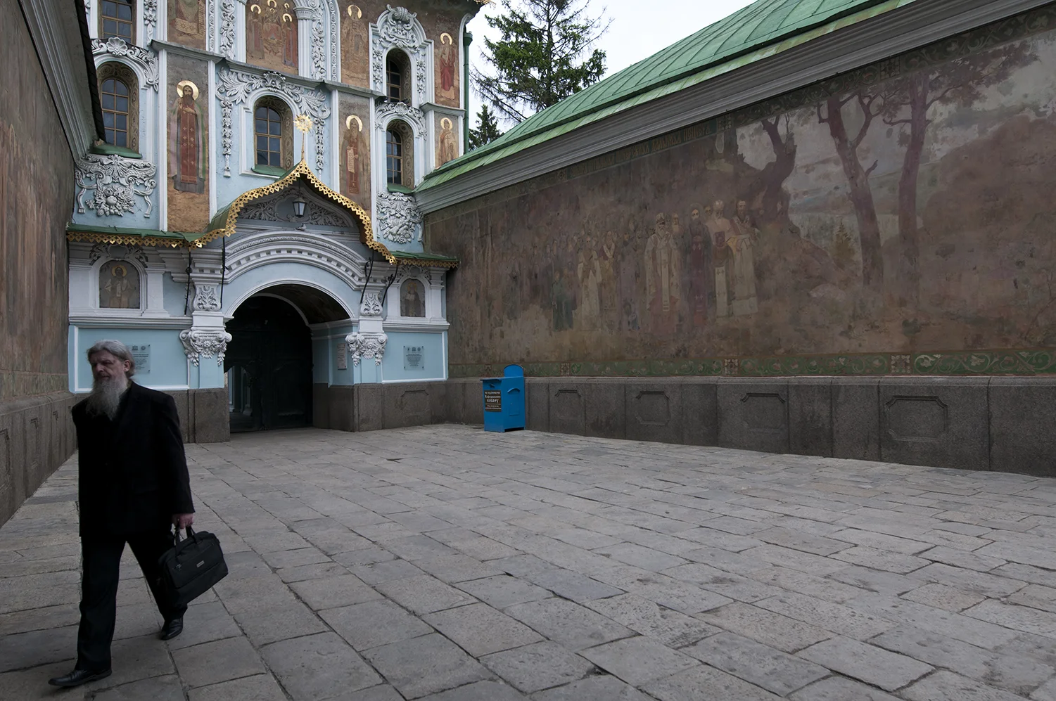 The main entrance to Pechersk Lavra