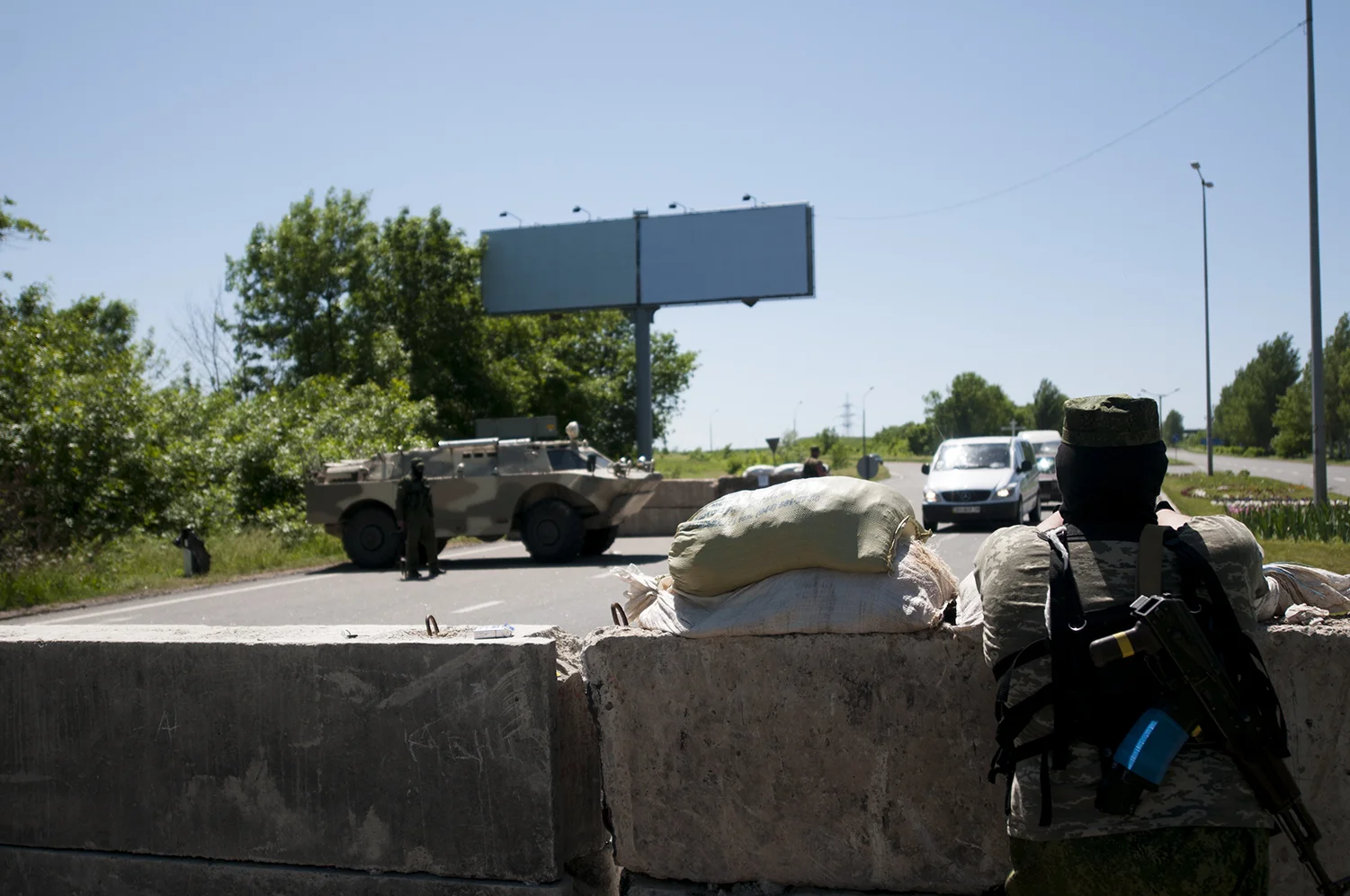 Soldier guarding a chekpoint at the entrance of Donetsk 