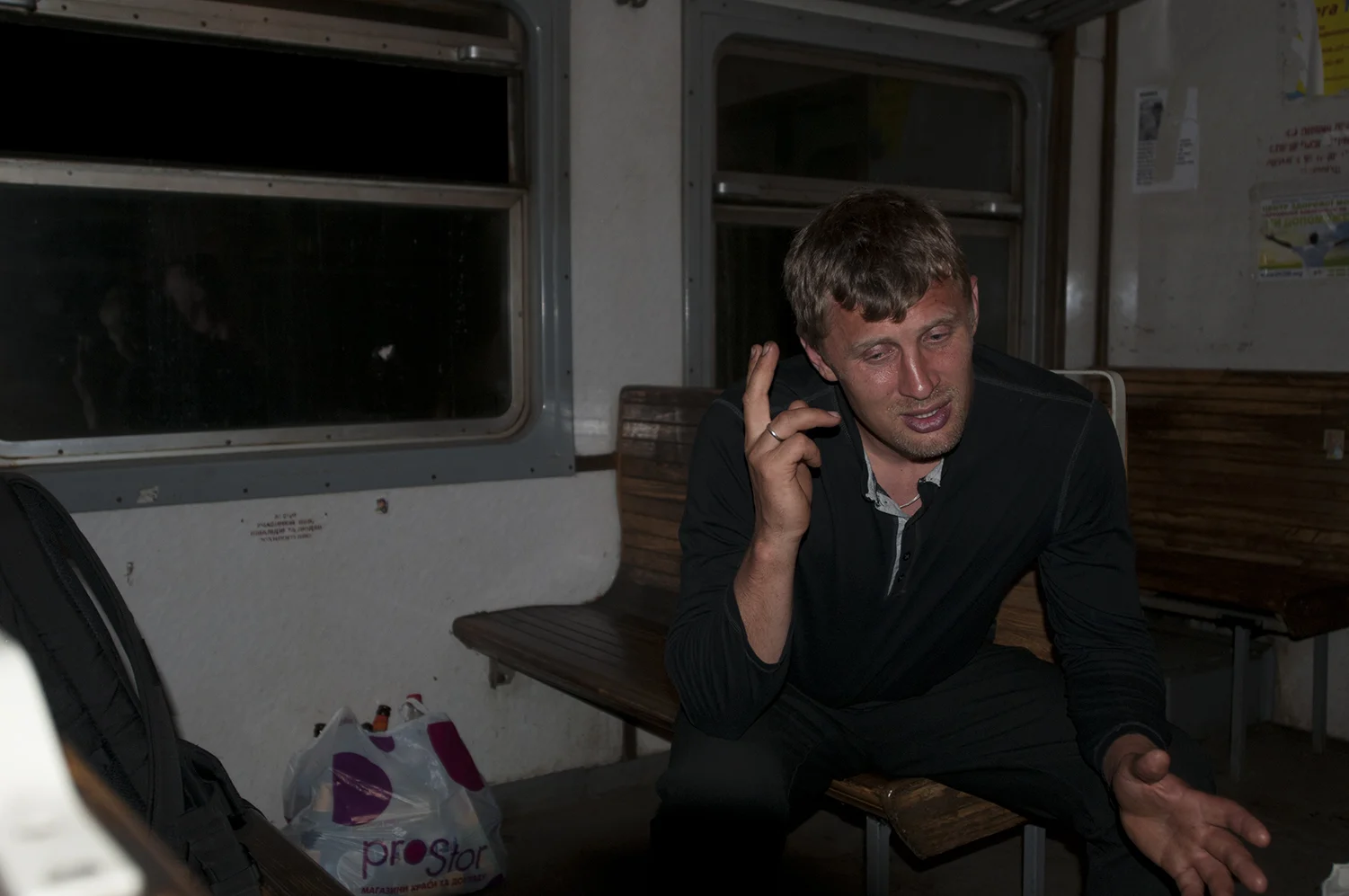 Andy a coal miner, who was helping the train controllers cleaning the wagons, explaining what happened the morning of the 22th May to the Ukrainian Army which lost more than a dozen man. near Volonvakha 