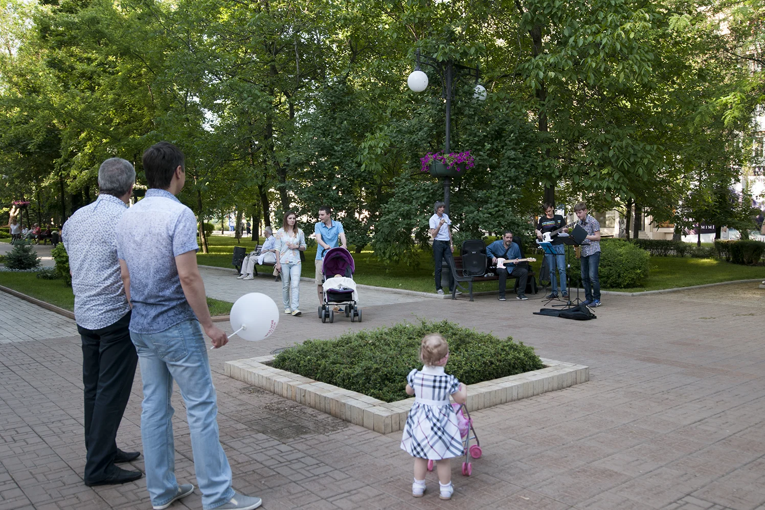 Masnoye Vremya performing on Pushkina Boulevard as we receive a call from a wounded French photographer informing us about his condition in Slavyansk
