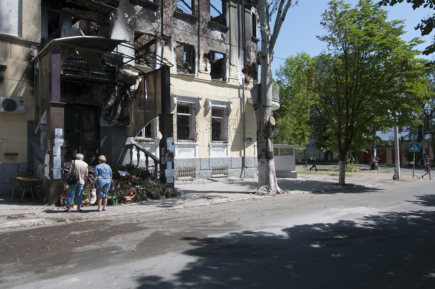 People paying their respect to the victims who die in the criminal fire that took place in the Police station of Mariupol on the 9th May 2014 