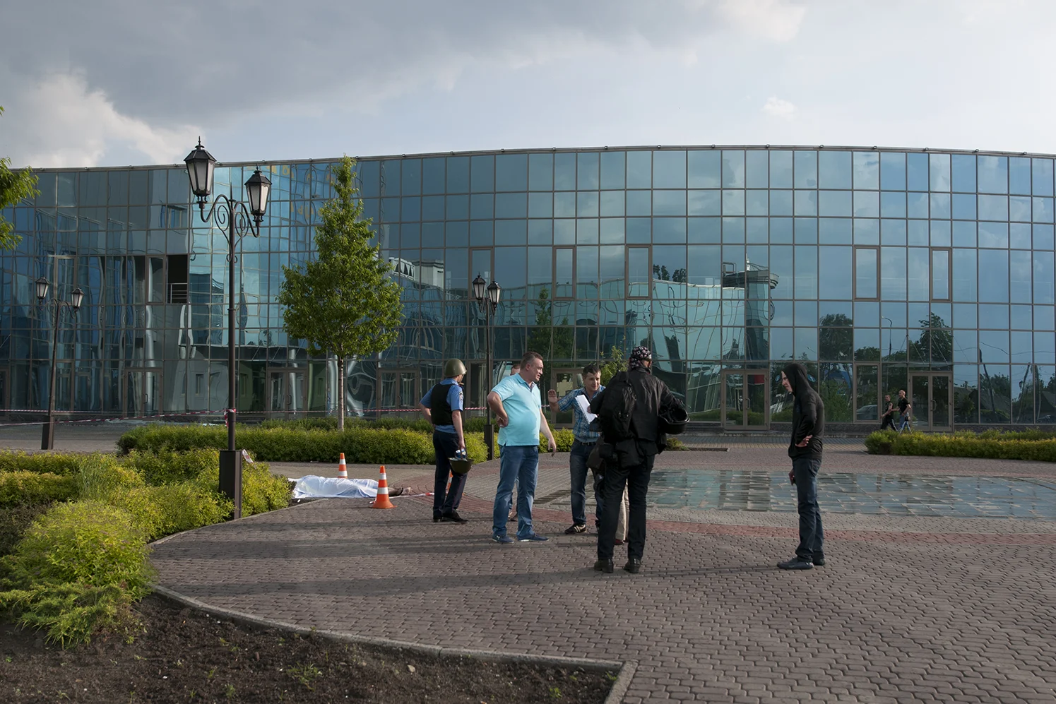 A man lying dead on the side of the train station facing the Sergey Prokofiev Airport, which seems to be the global direction where the shoots that killed him were coming from 