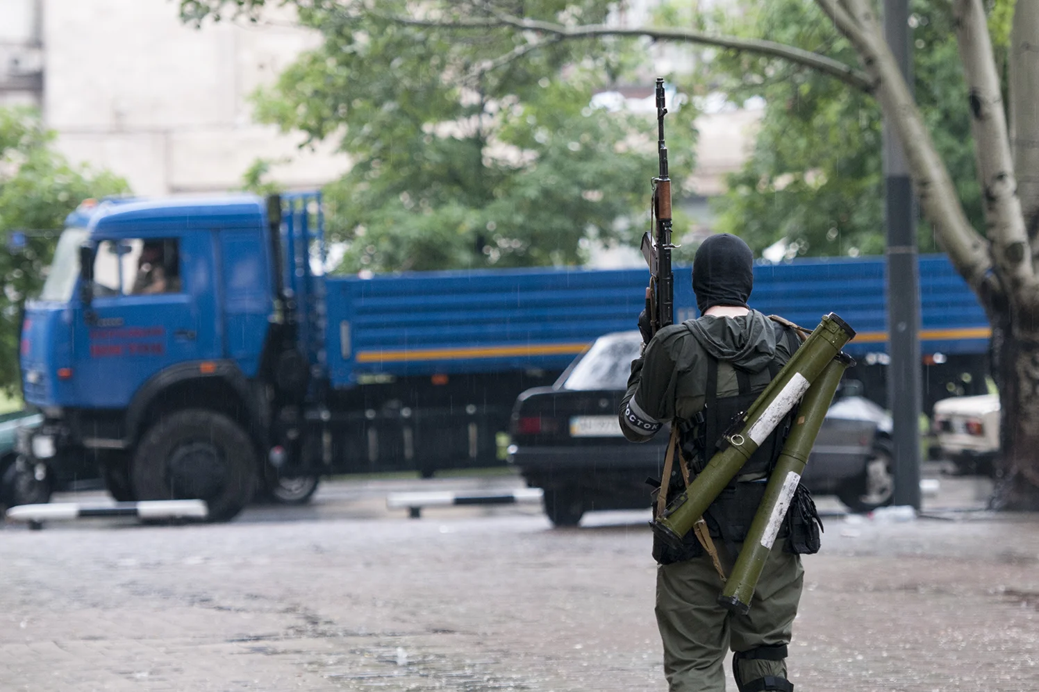Vostok Battalion's member guarding the avenue to the ODA