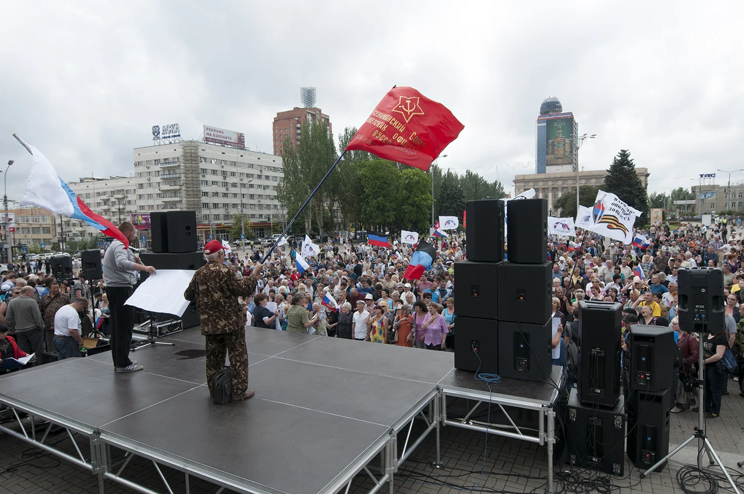 More than a thousand people waiting for the speakers to climb onto the stage