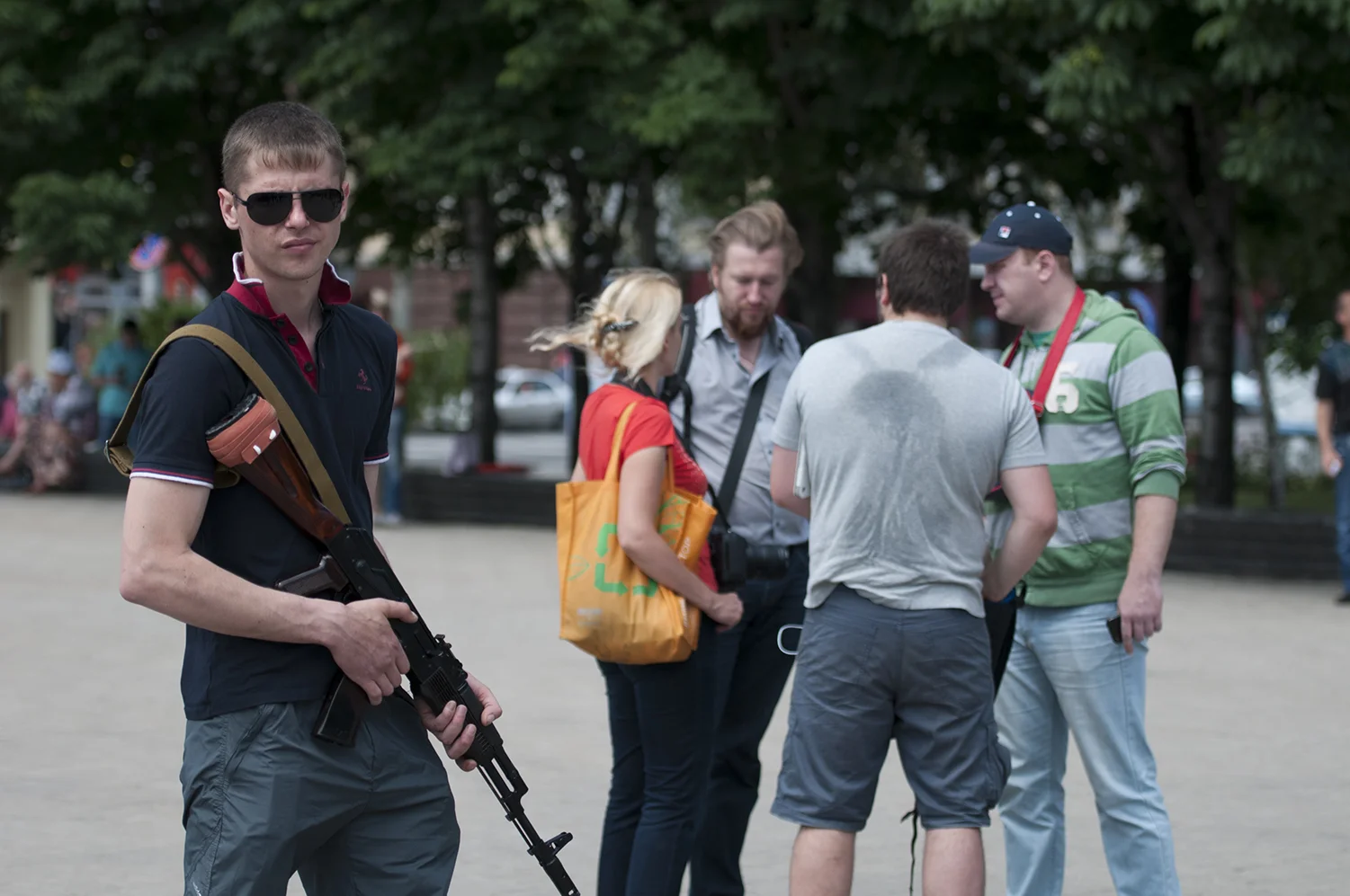 Young man assuring the security of the Donetsk People's Republic leaders