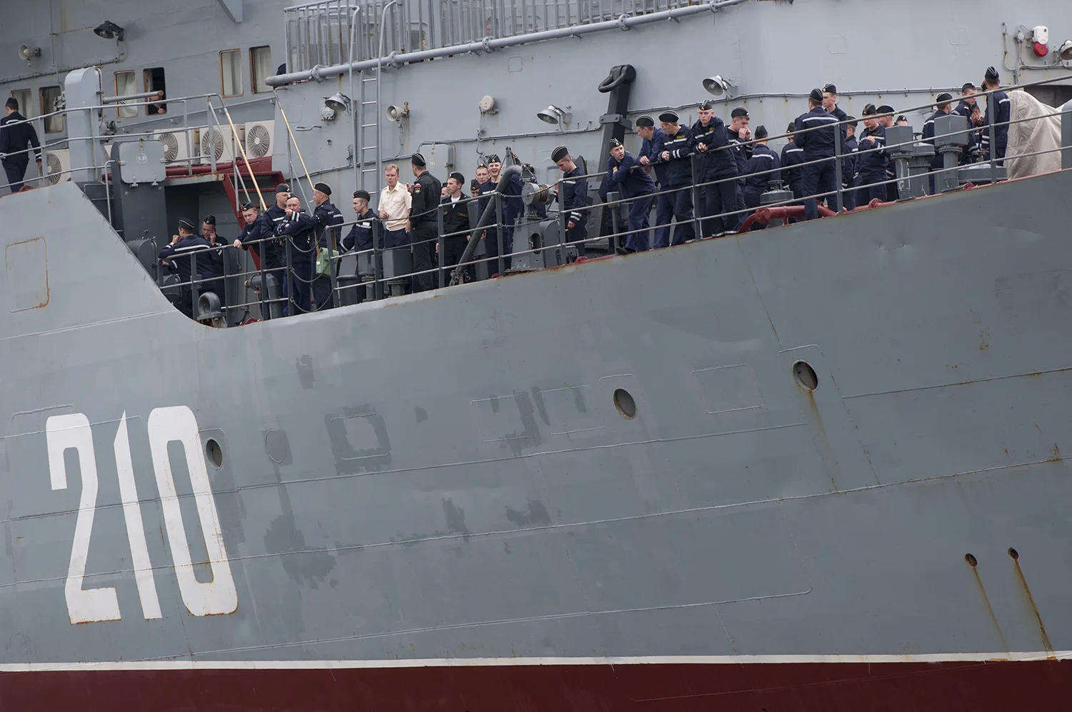 Some of the 400 sailors from the Russian Navy obeserving the harbour minutes before disembark the Smolny. 