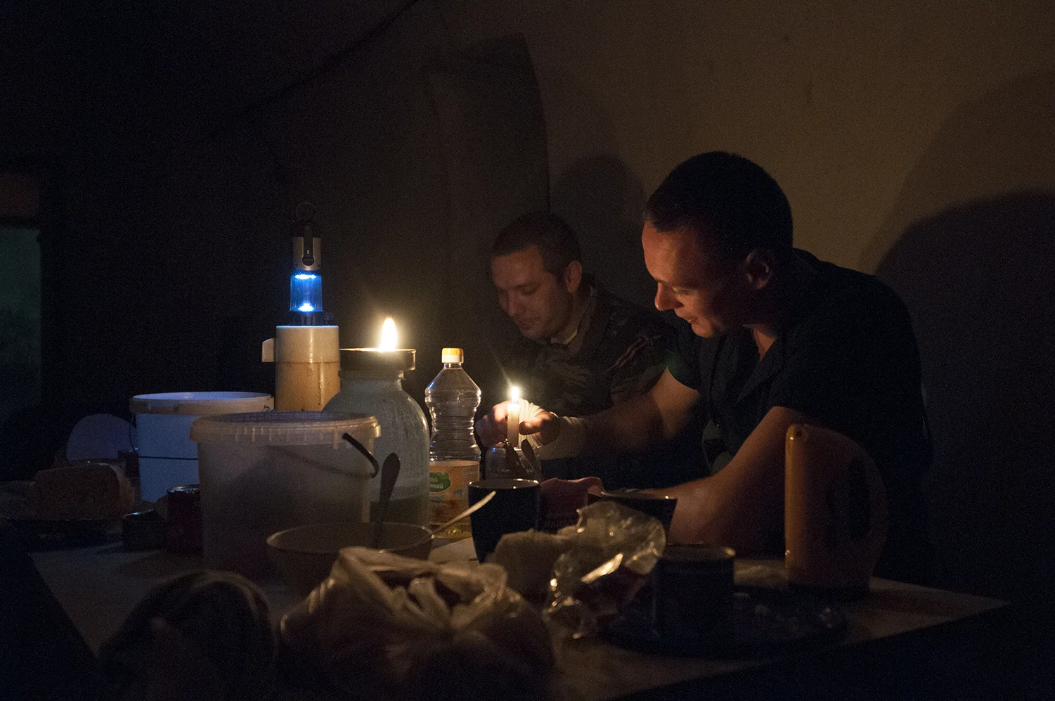 Two soldiers from the DPR eating lunch 