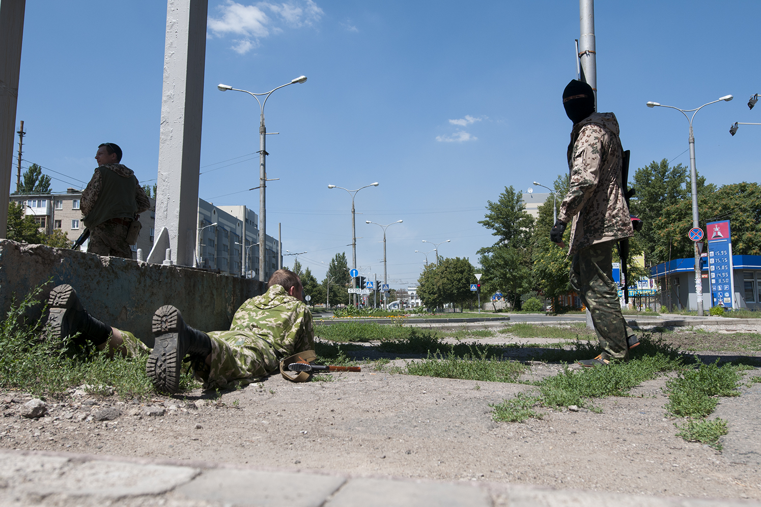 Solider from the Battalion Vostok guarding the main road leading to Donetsk train station 