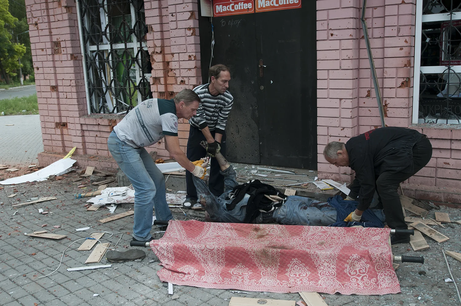 Civilian volunteers taking removing the body 