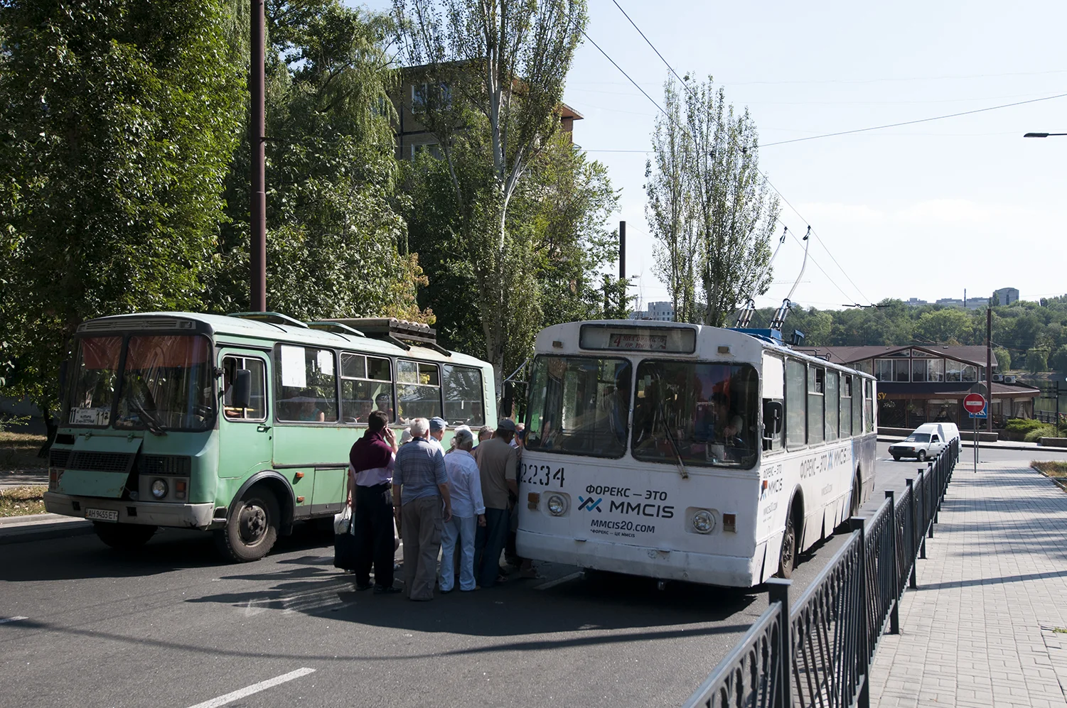 Civilian getting into a trolebus