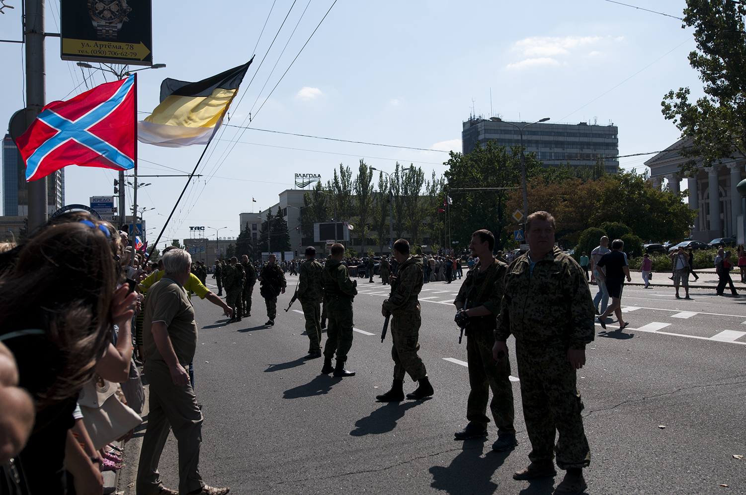 As the prisoner of war approach the crowd lean forward to get a first glimps 