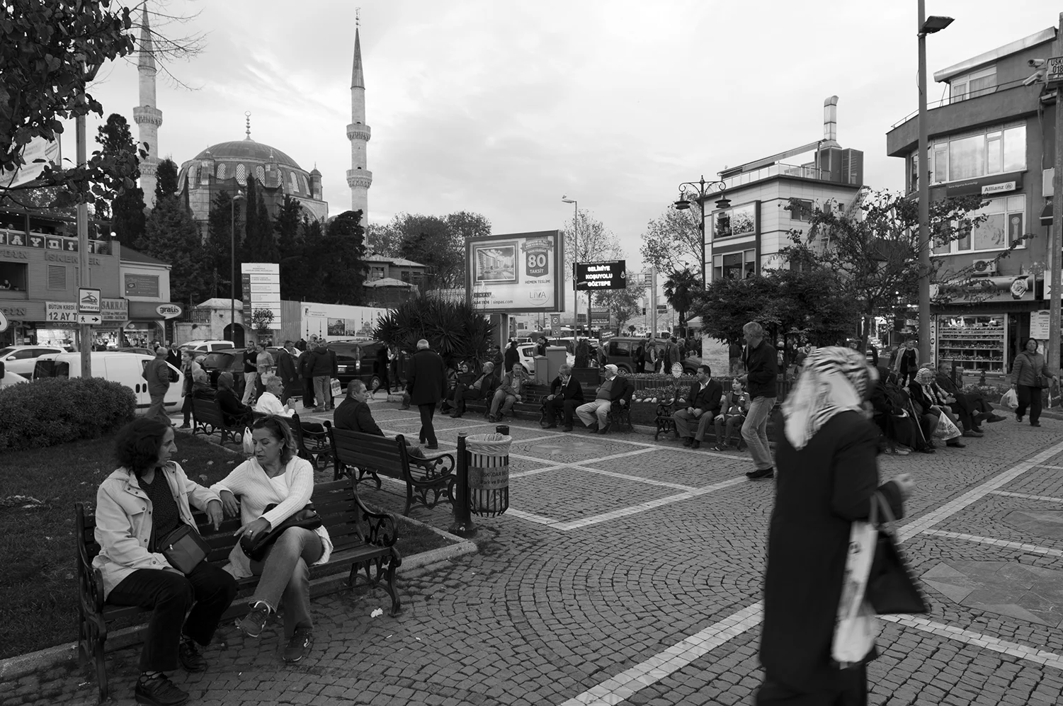 People chatting near the Yeni Valide Mosque