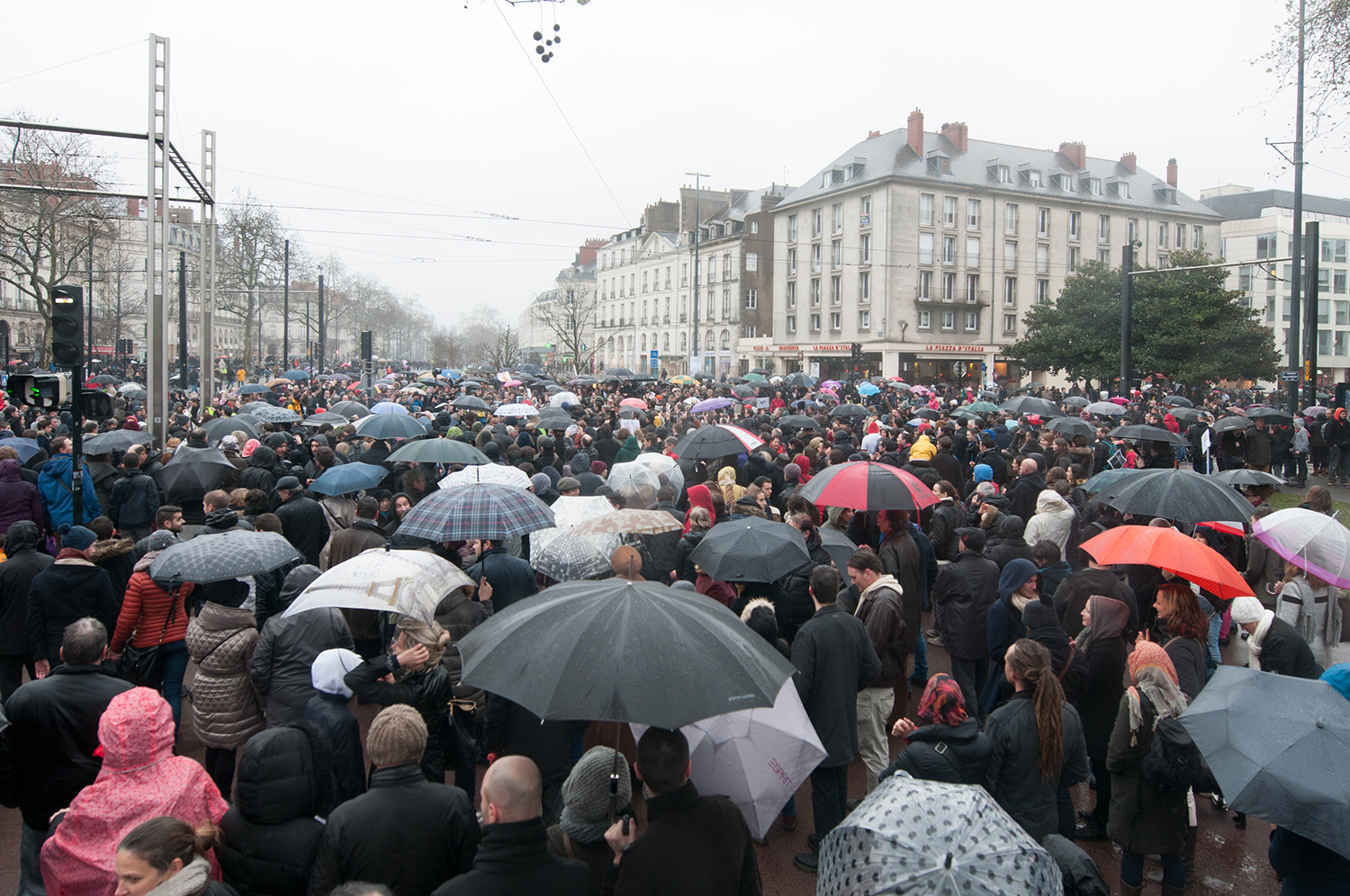 The crowd overwhelming the city center of Nantes