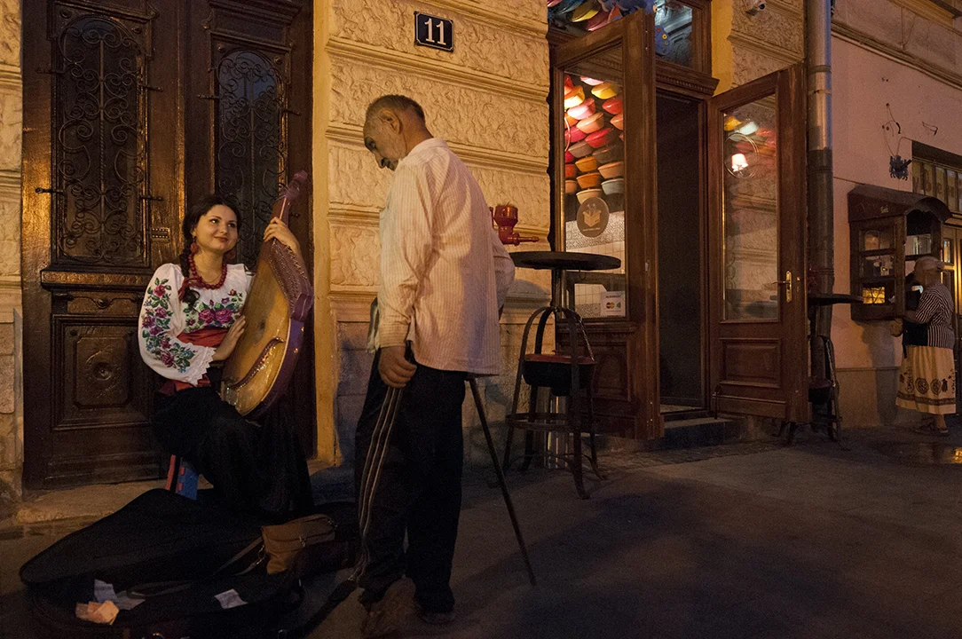 Marianna playing bandura on Rynok Square.