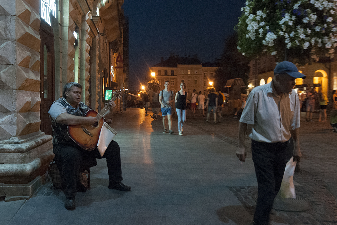 A guitarist performing on Rynok Square