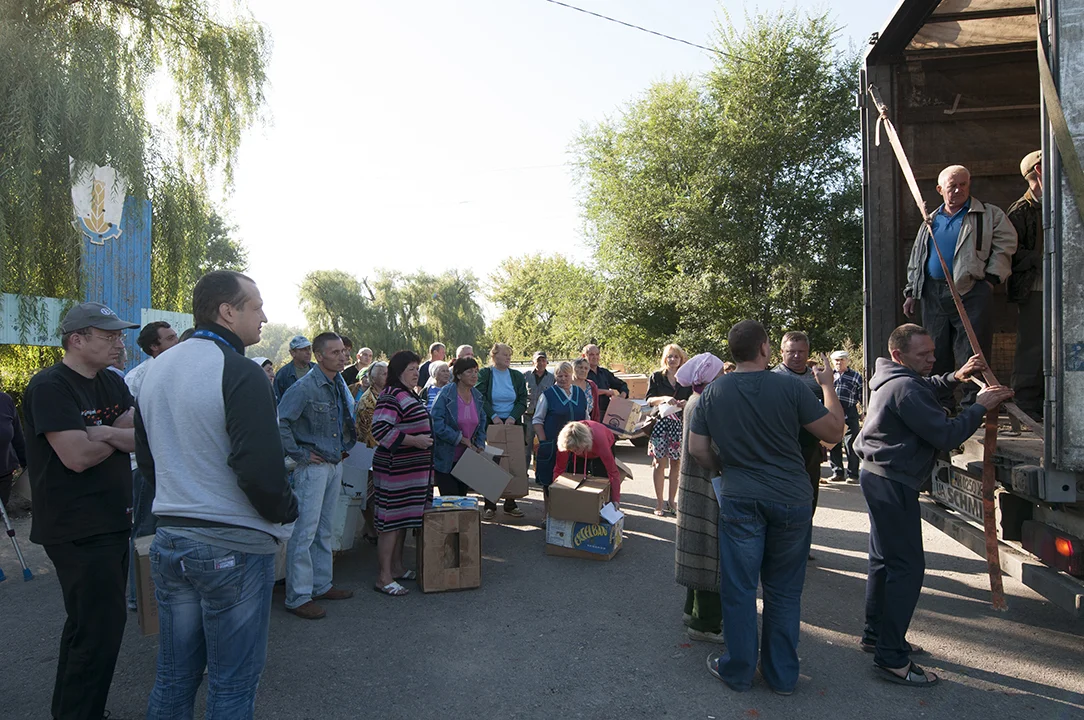 Villagers from Opytne about to collect their chickens from the FAO.
