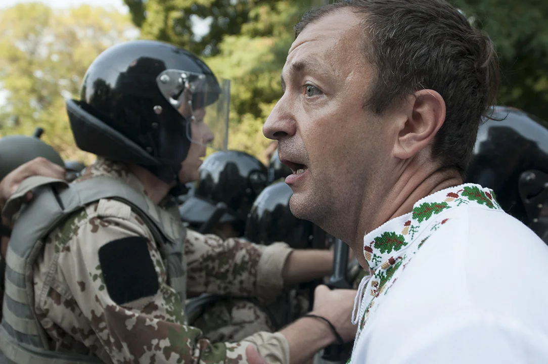 Protester next to the National Guard on Mykhaila Нrushevs'kogo street.
